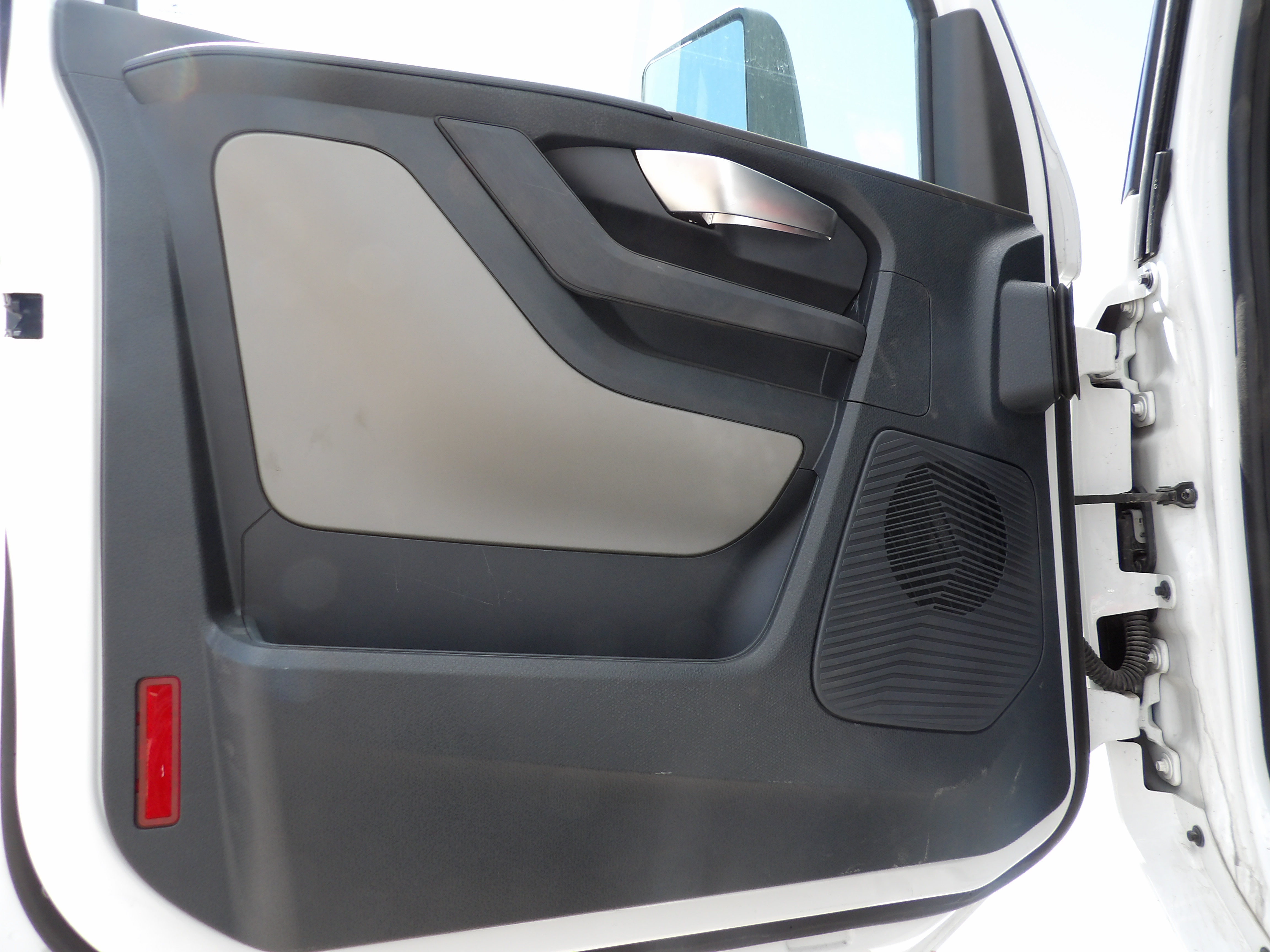 2025 Volvo - image 15