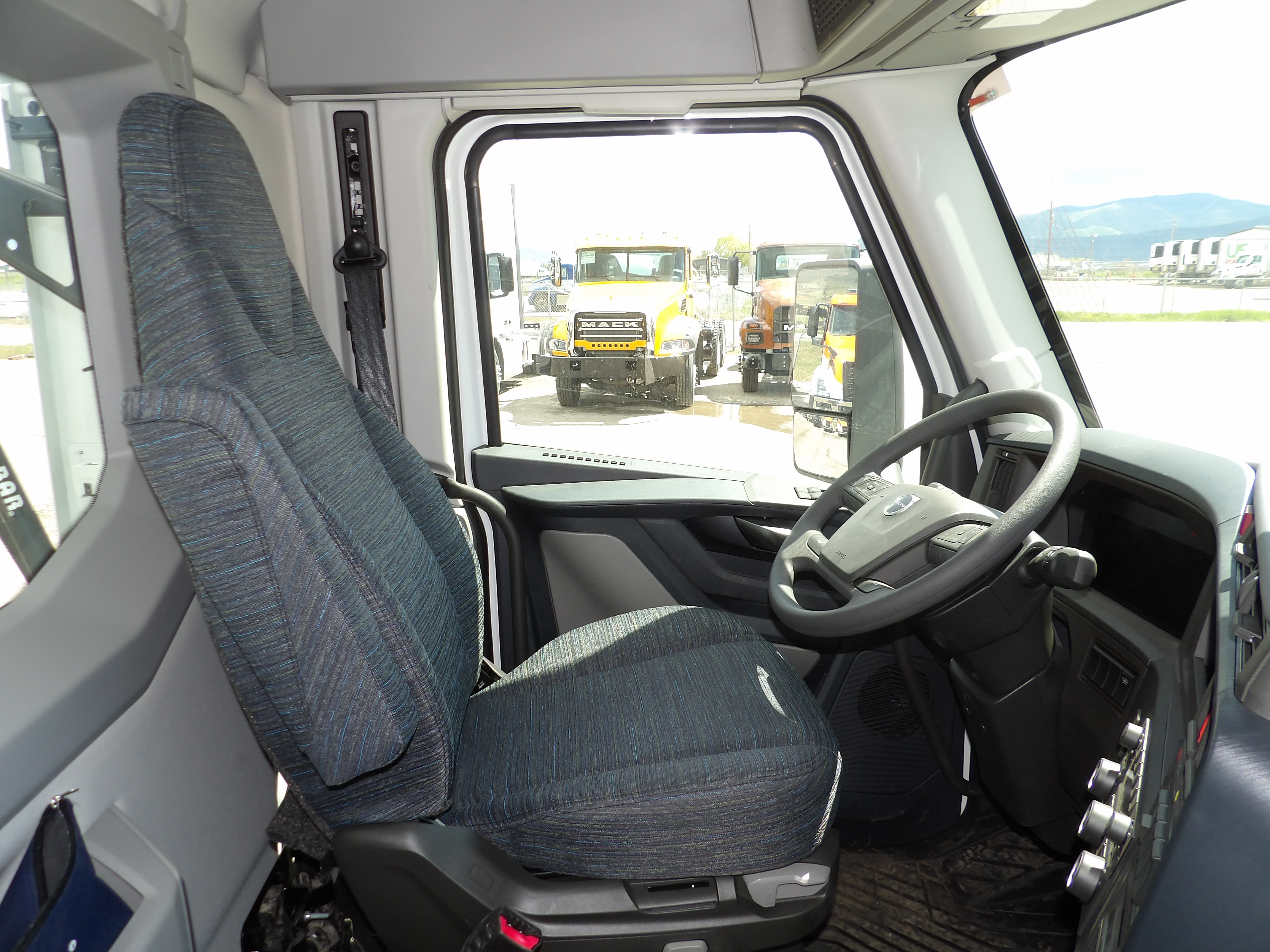 2025 Volvo - image 13