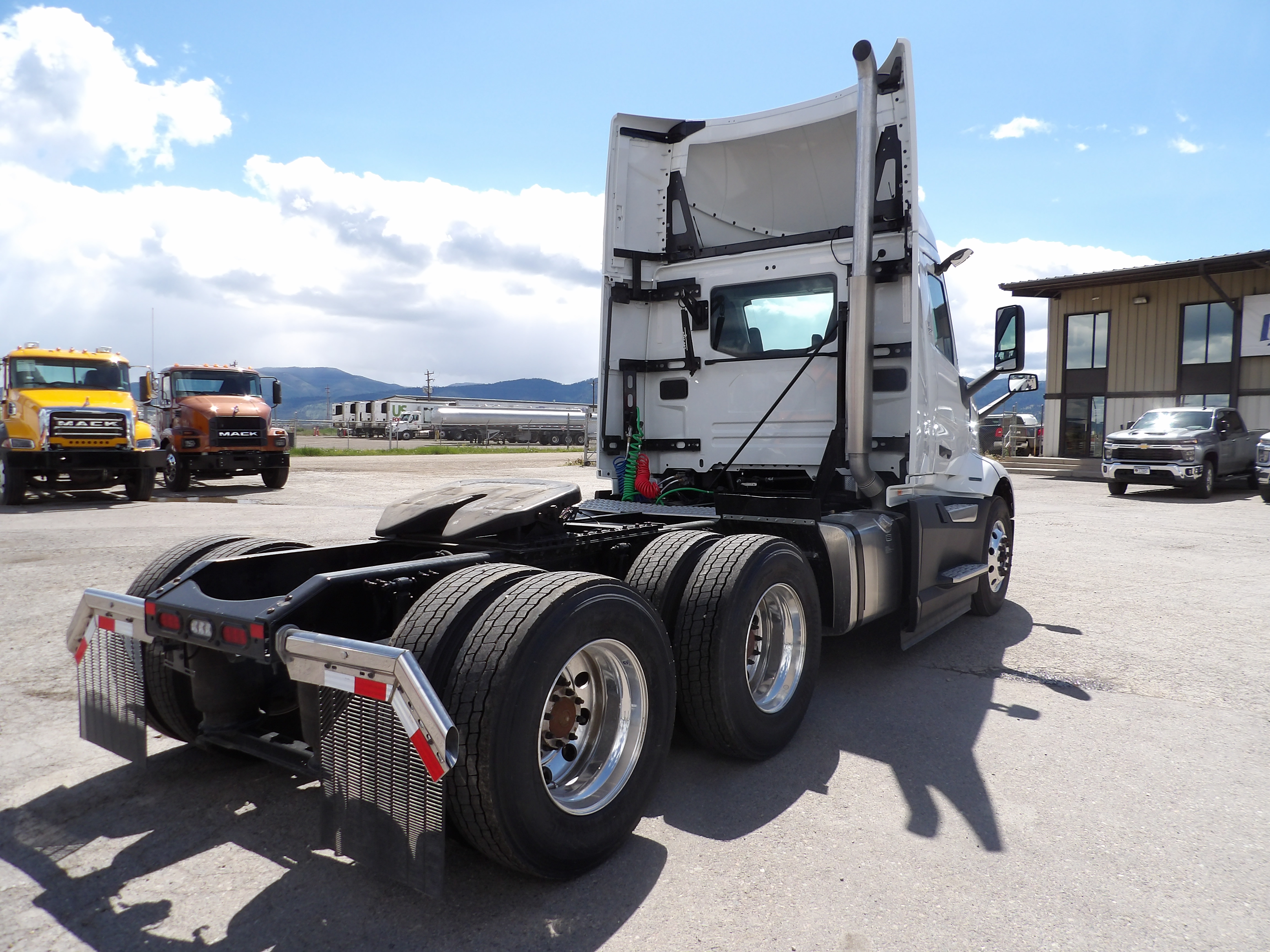 2025 Volvo - image 5