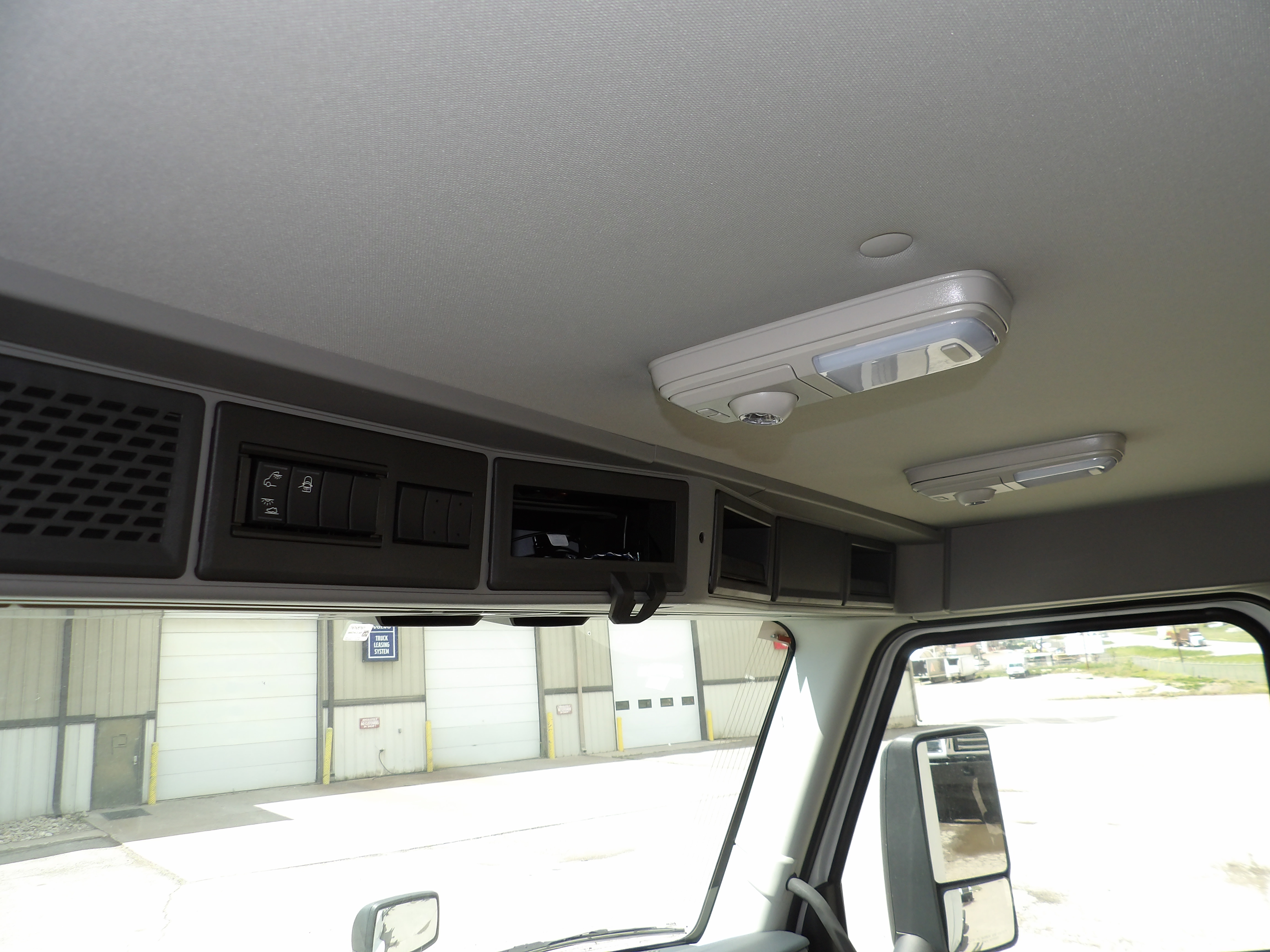 2025 Volvo - image 19