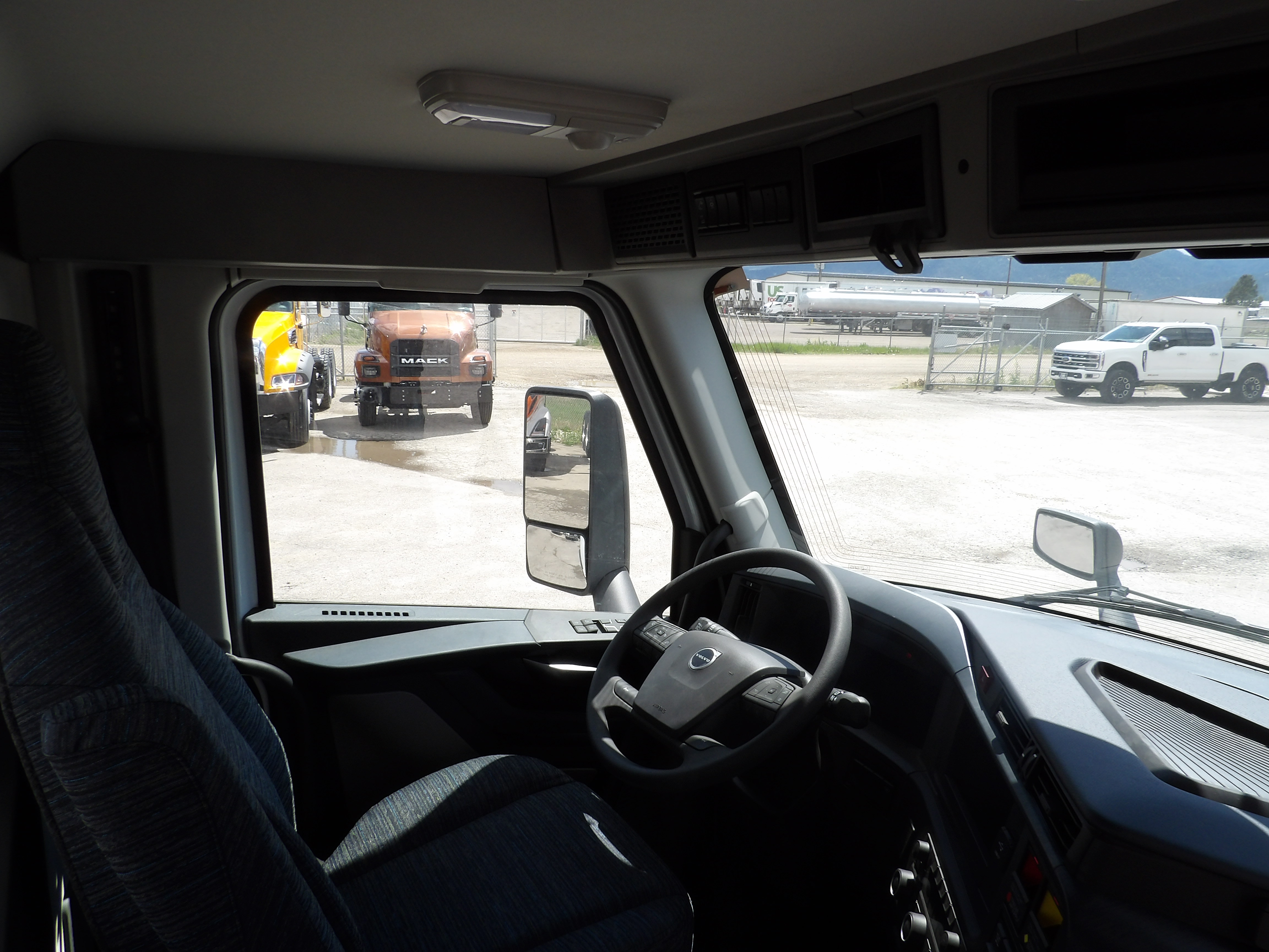 2025 Volvo - image 18