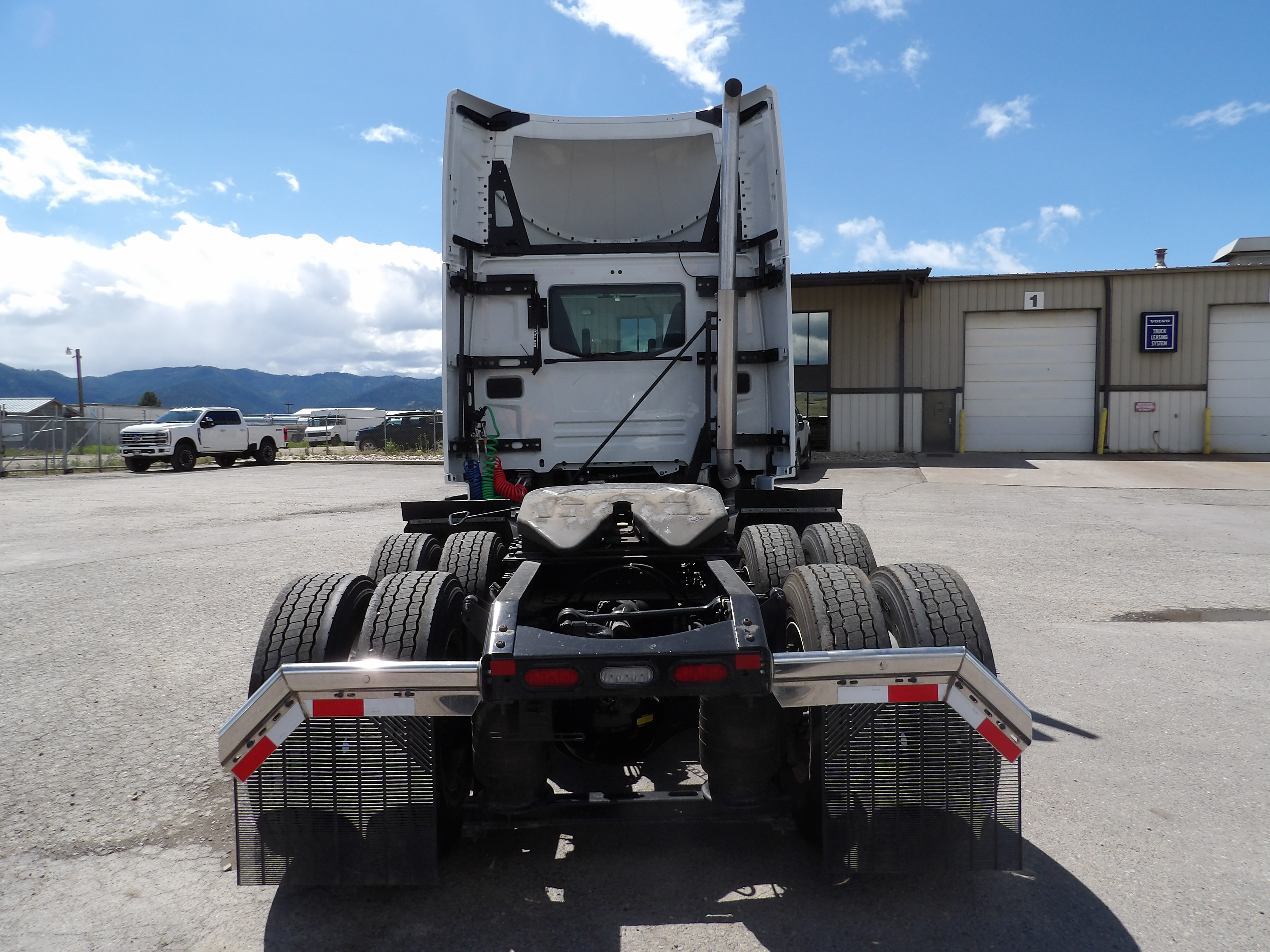 2025 Volvo - image 6