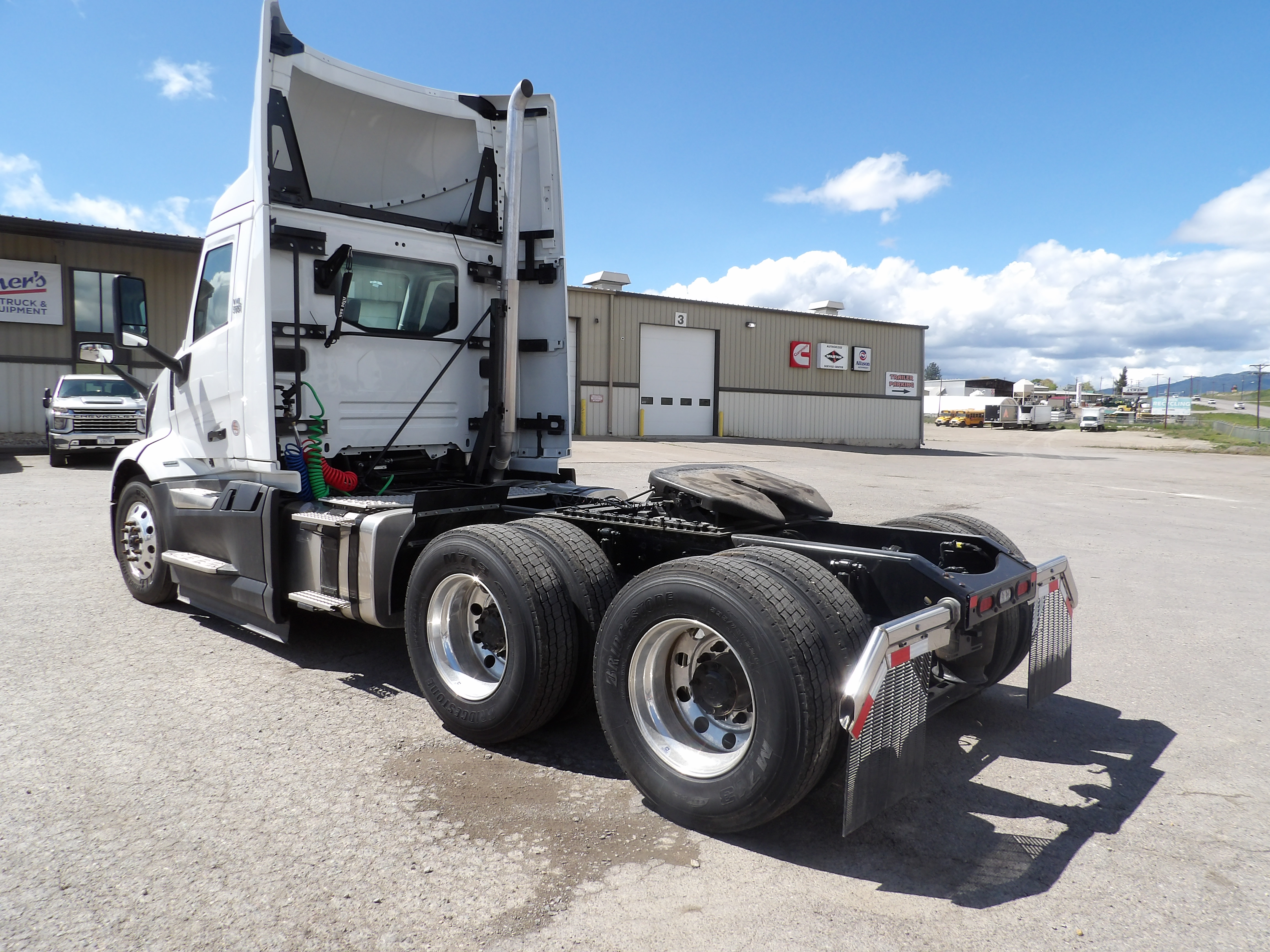 2025 Volvo - image 8