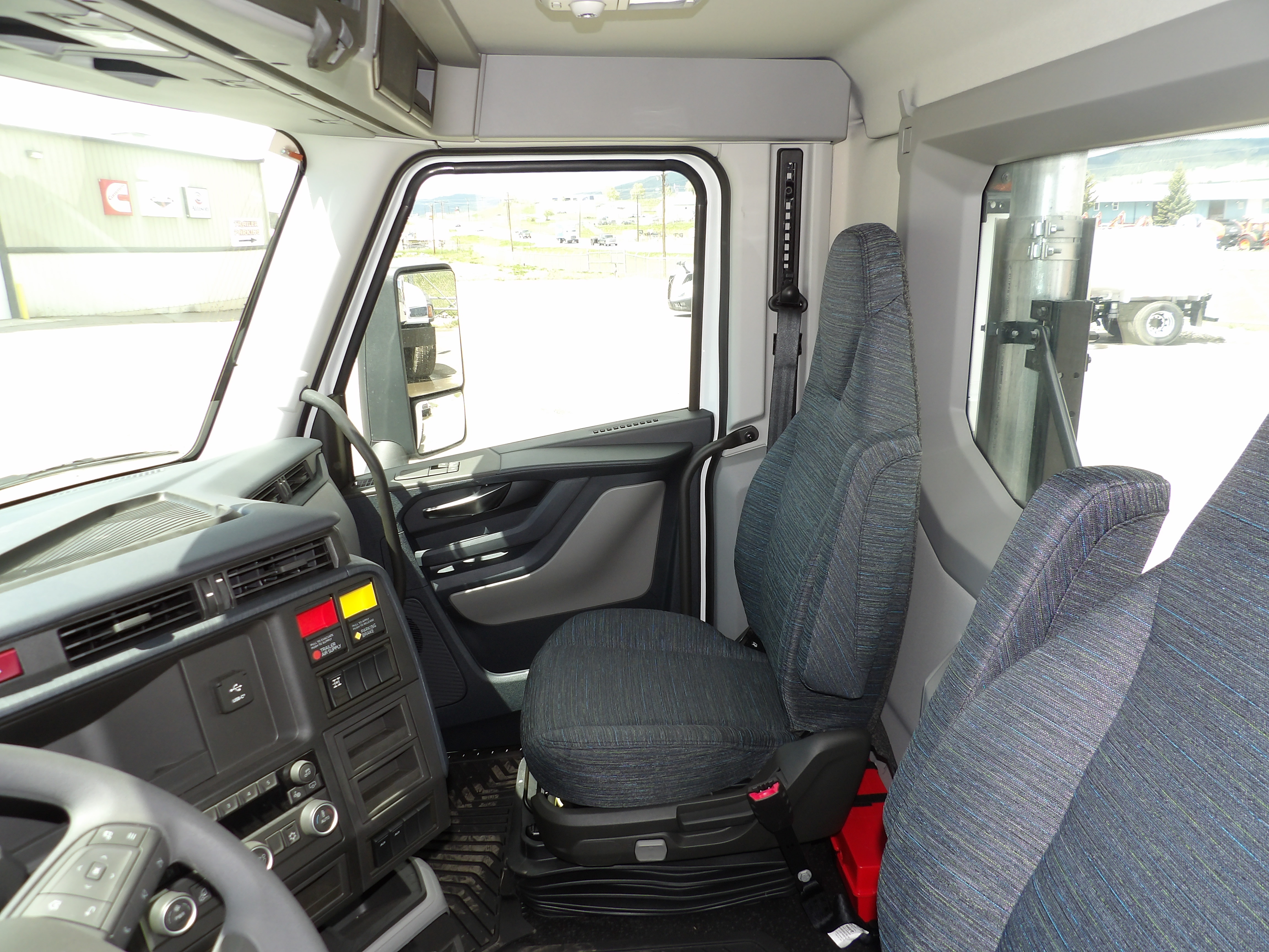 2025 Volvo - image 21