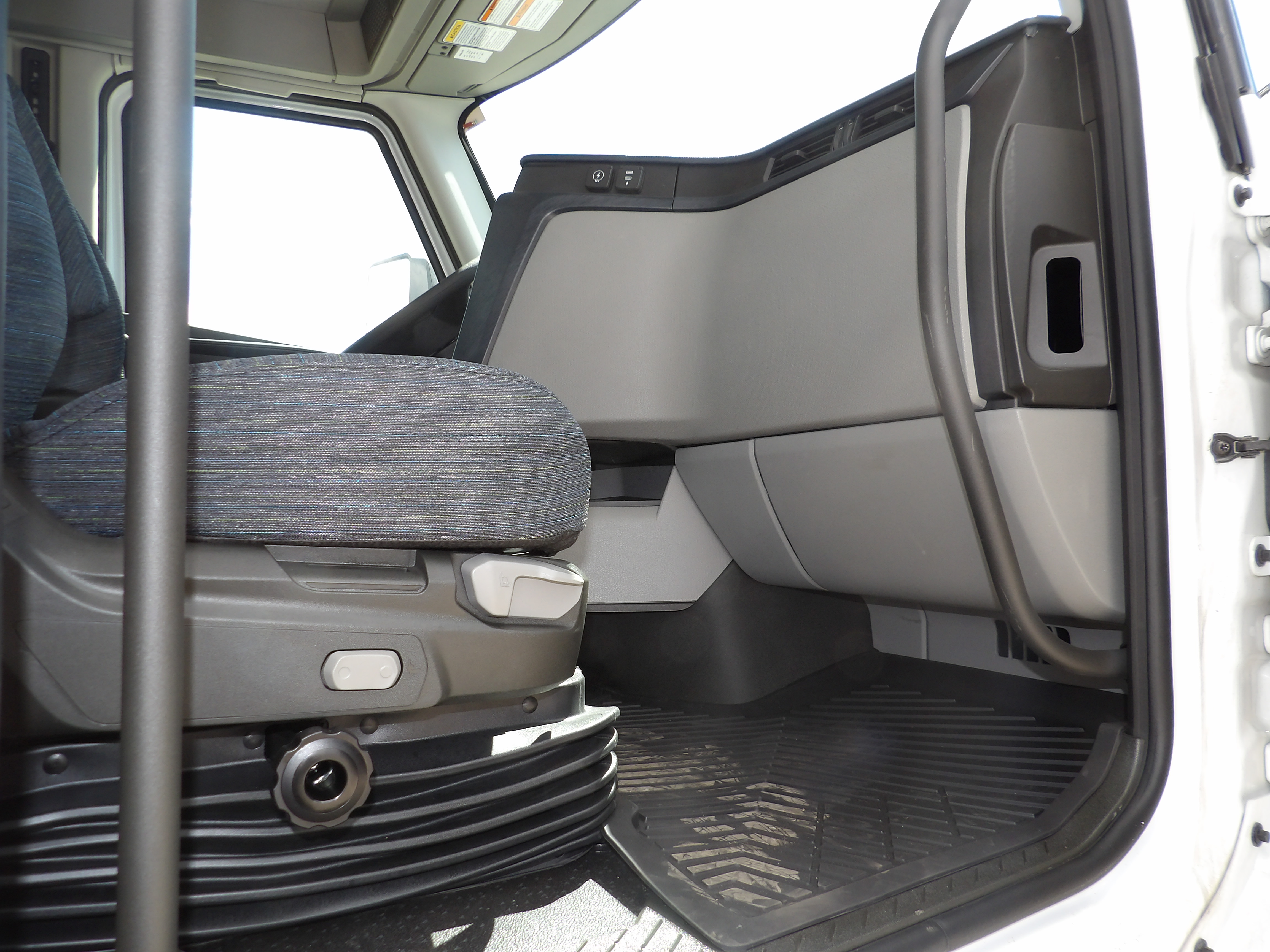 2025 Volvo - image 17