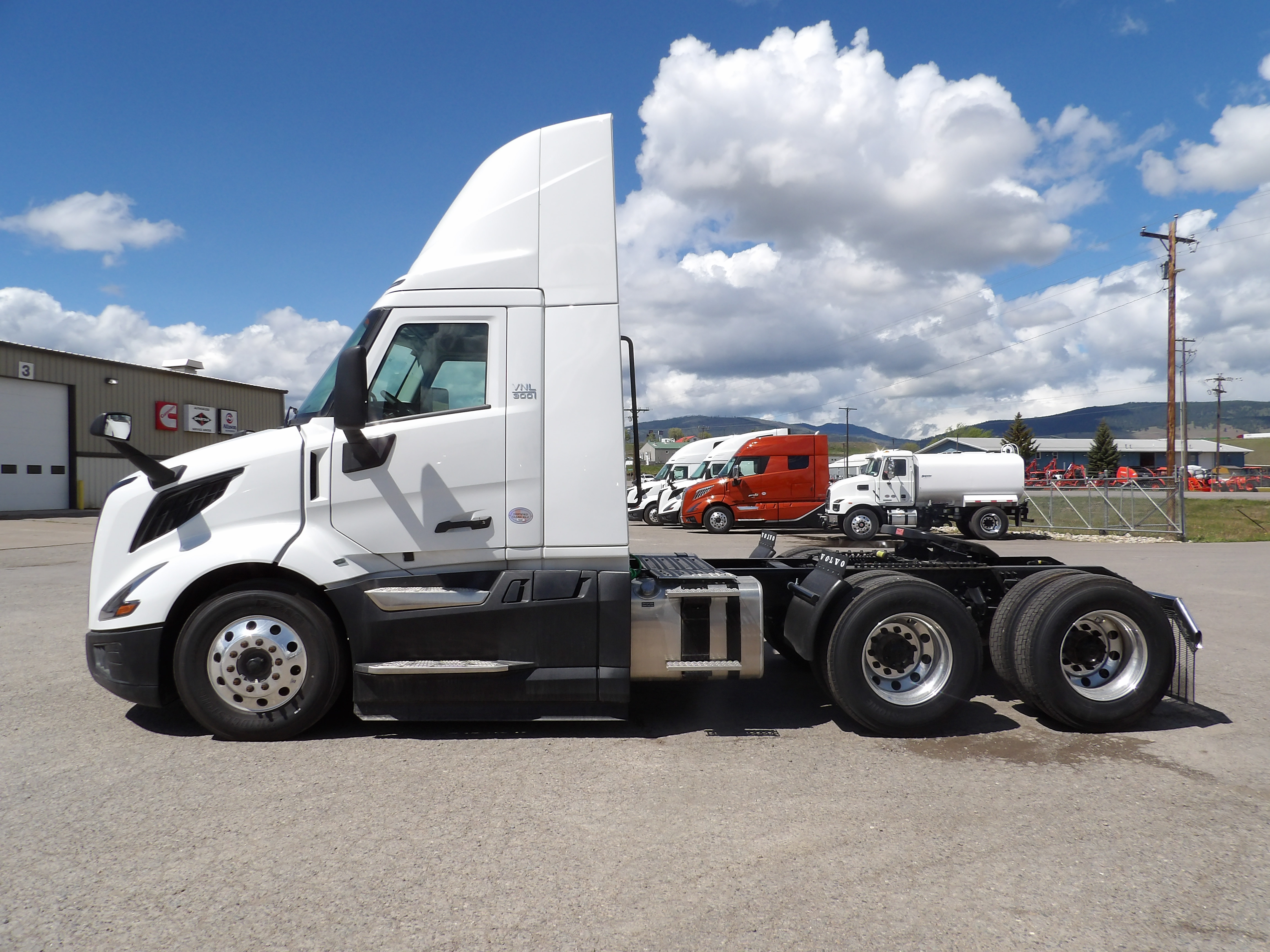 2025 Volvo - image 7