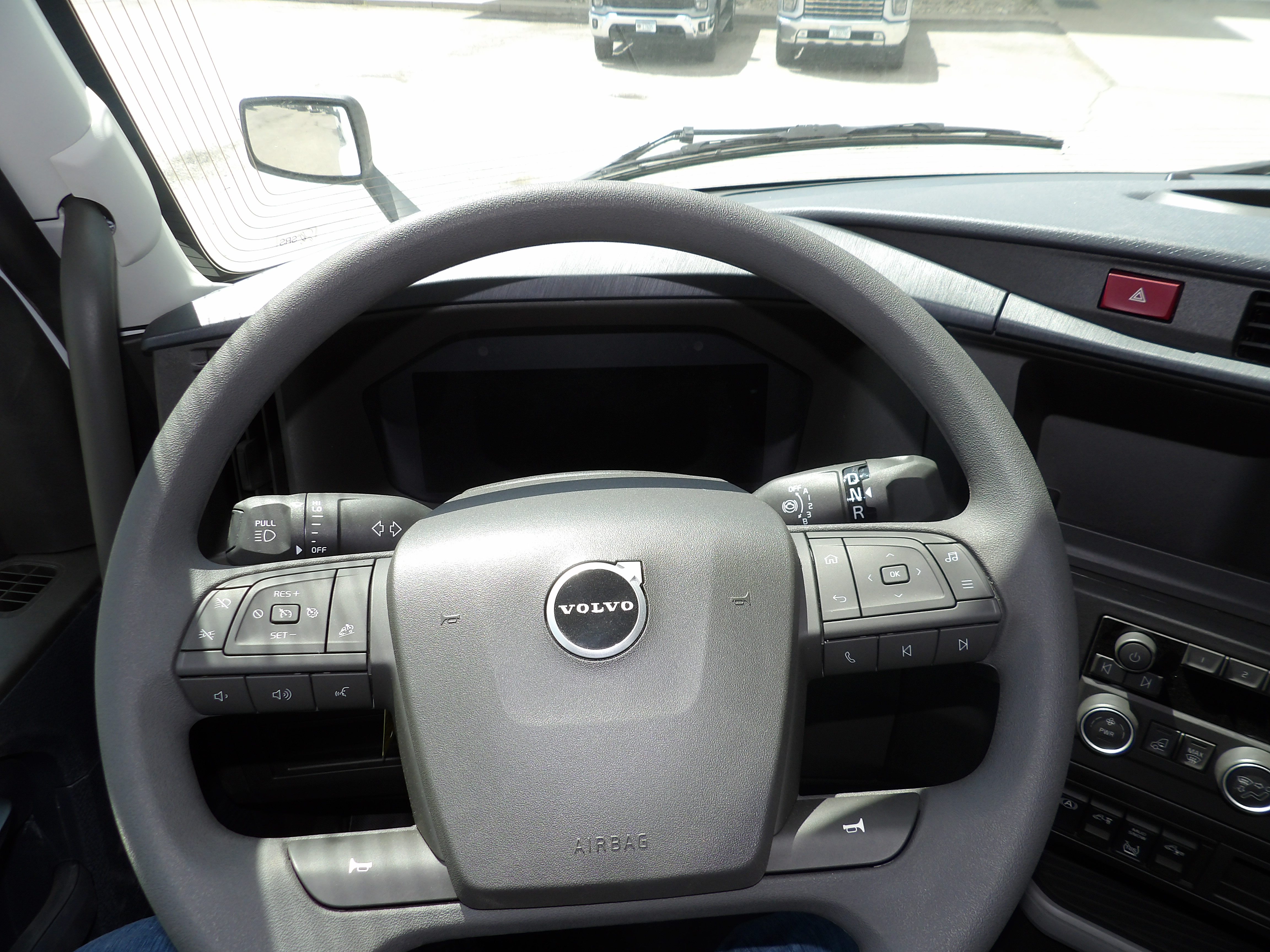 2025 Volvo - image 23