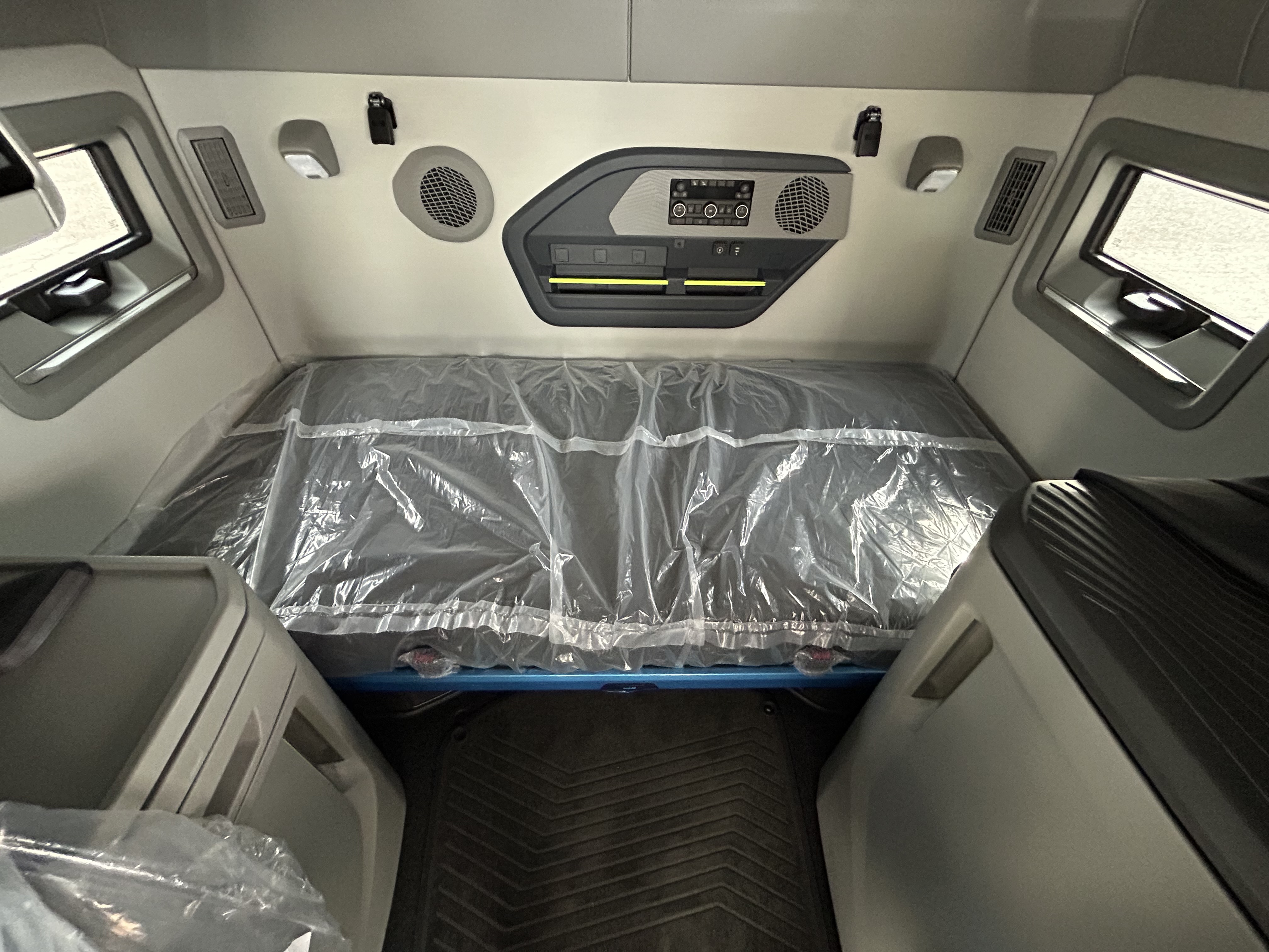 2026 Volvo - image 11