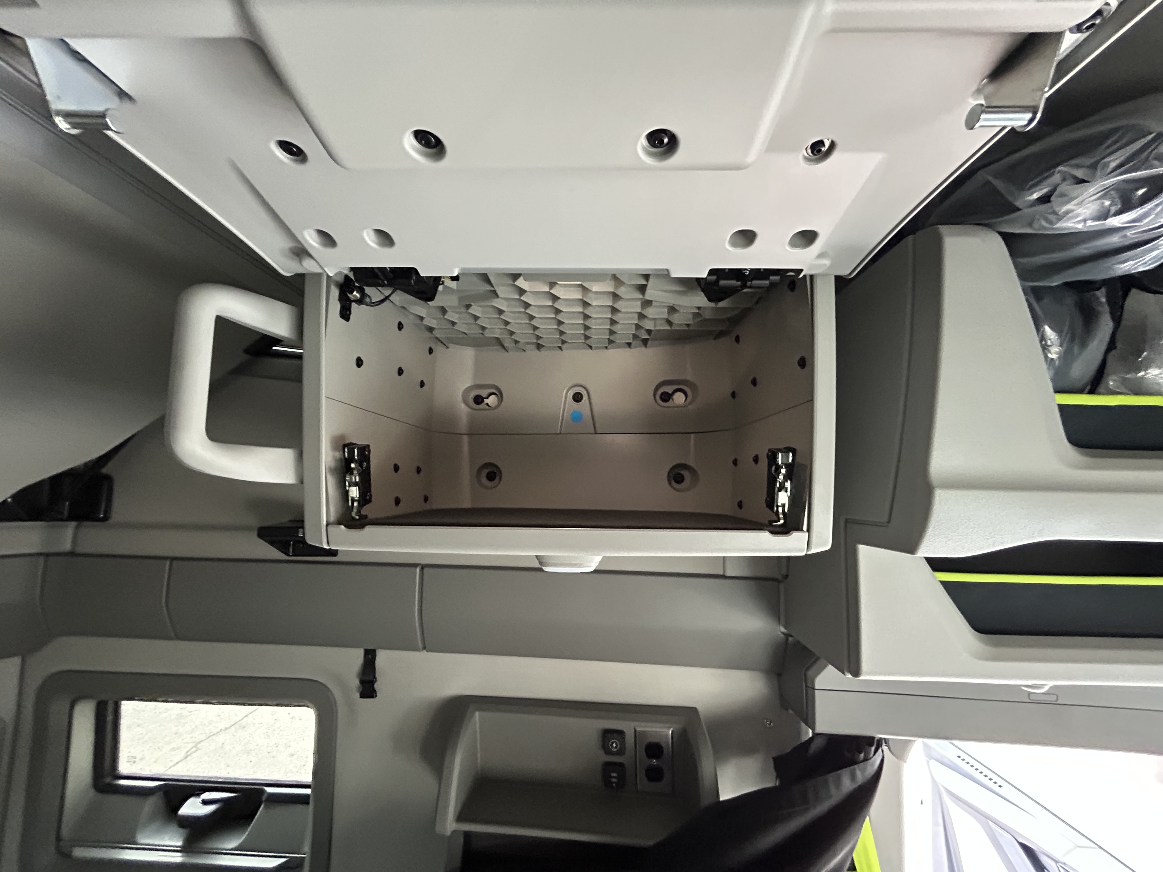 2026 Volvo - image 15