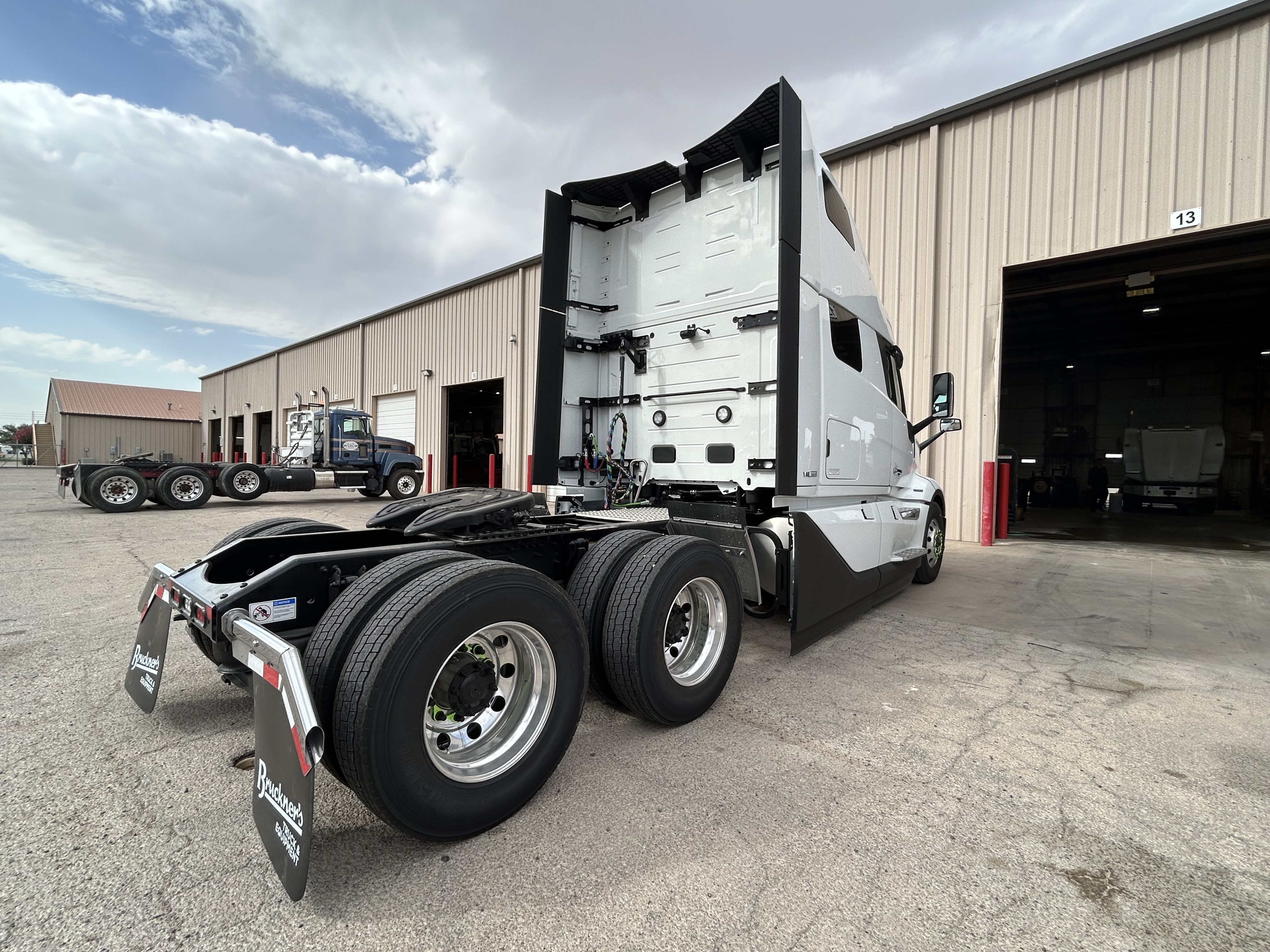 2026 Volvo - image 7