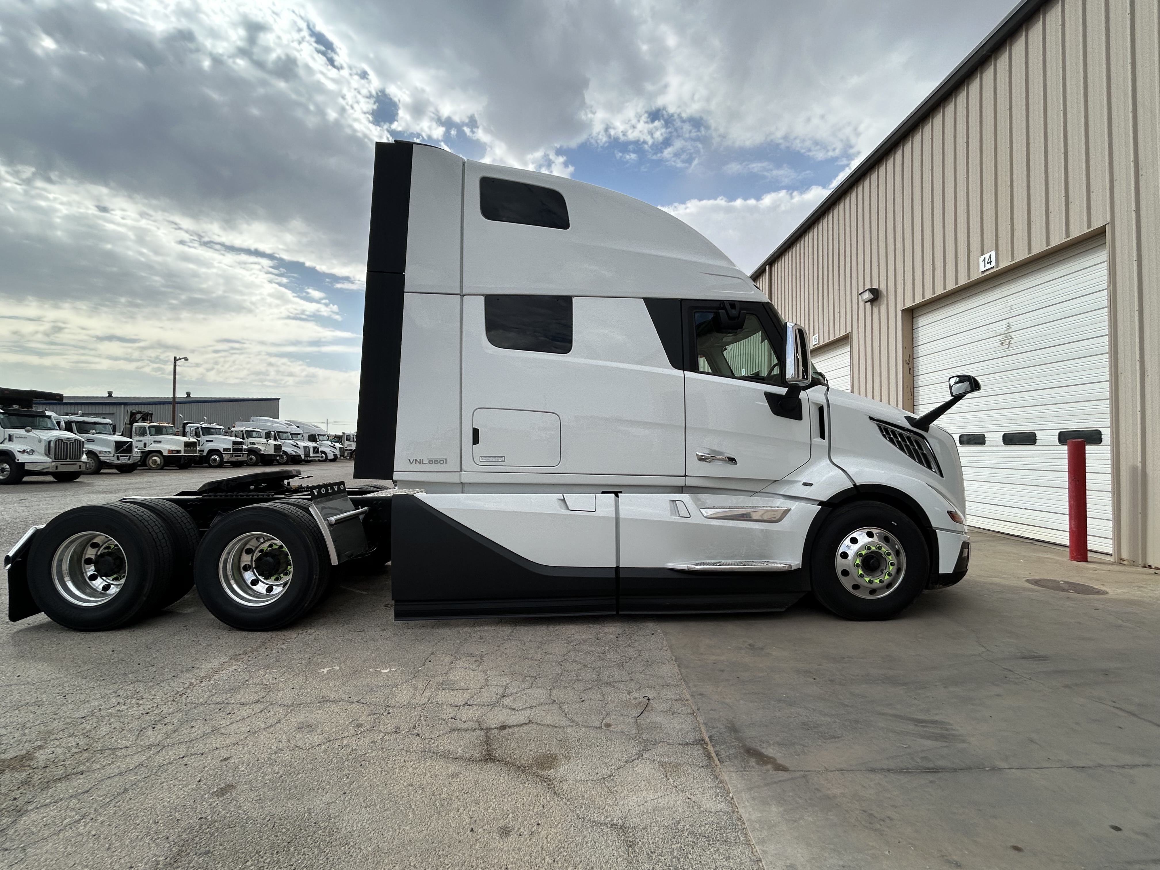 2026 Volvo - image 8