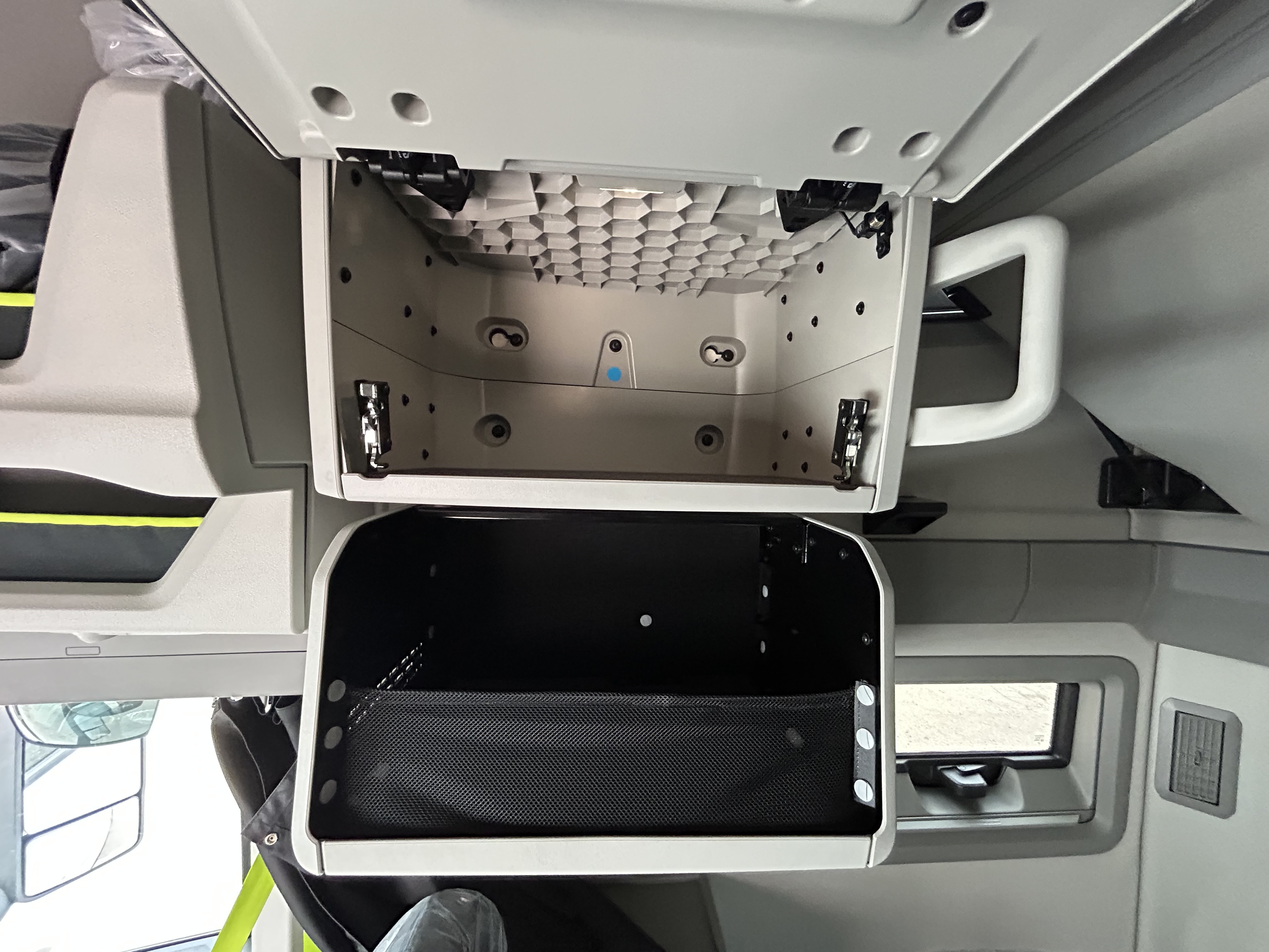 2026 Volvo - image 14