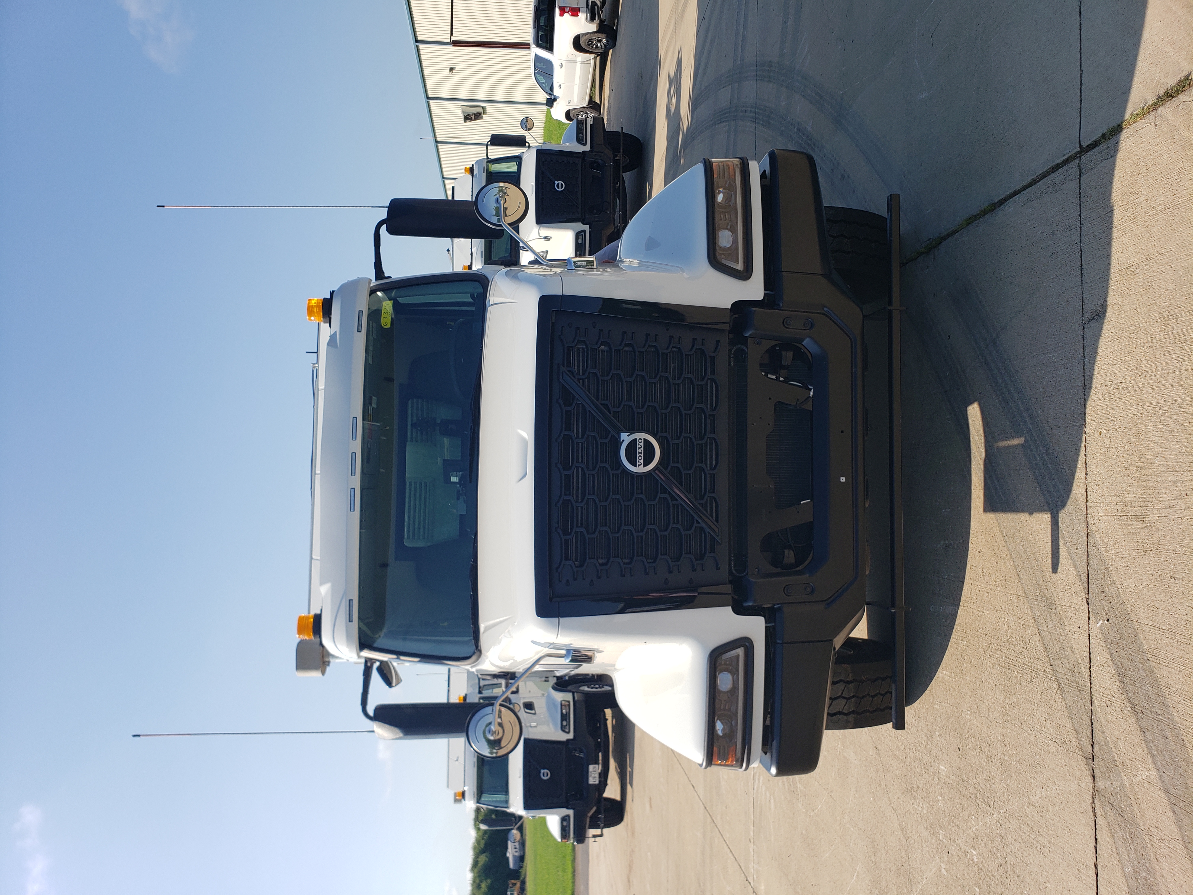 2024 Volvo - image 3