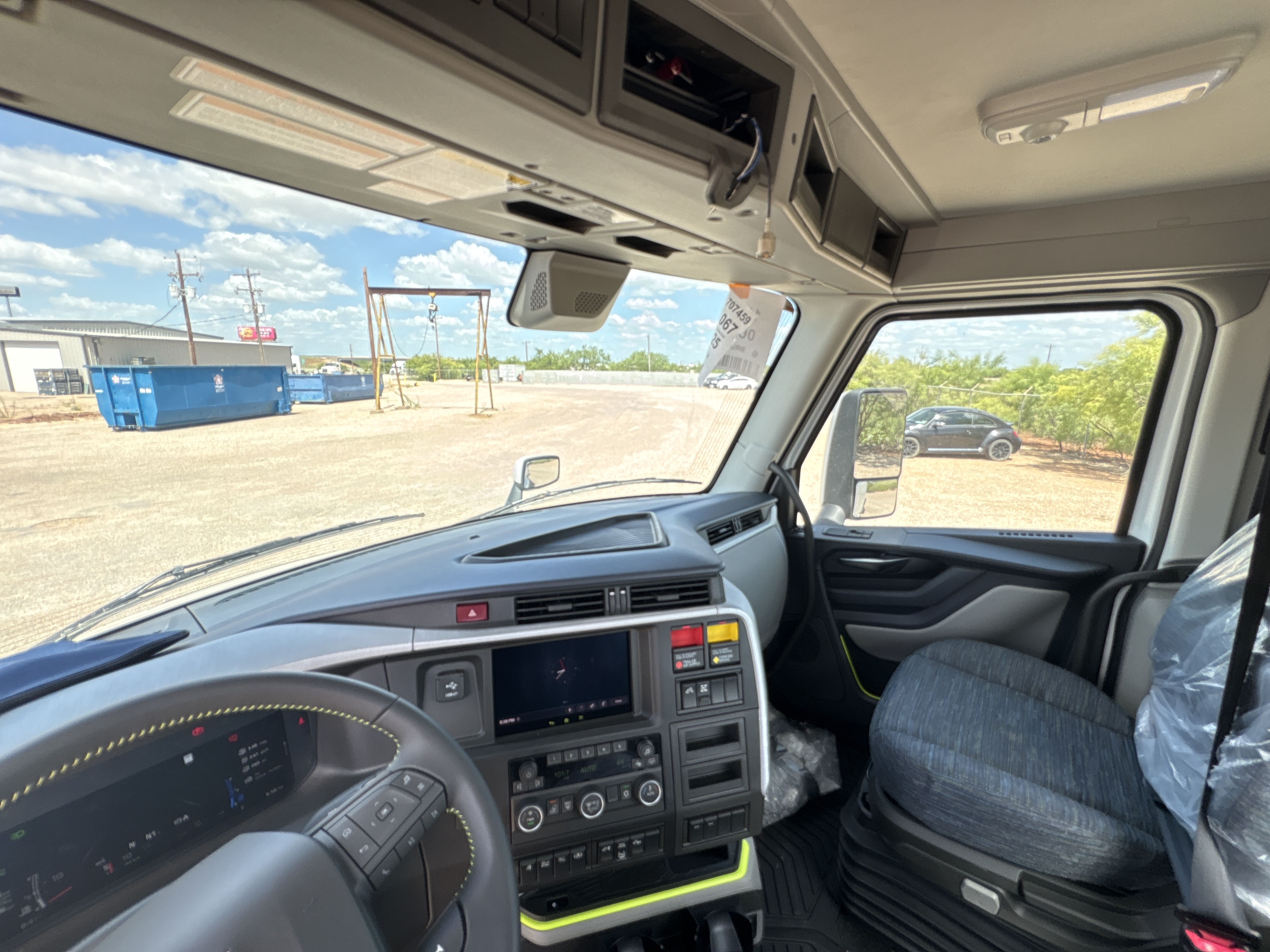 2026 Volvo - image 5