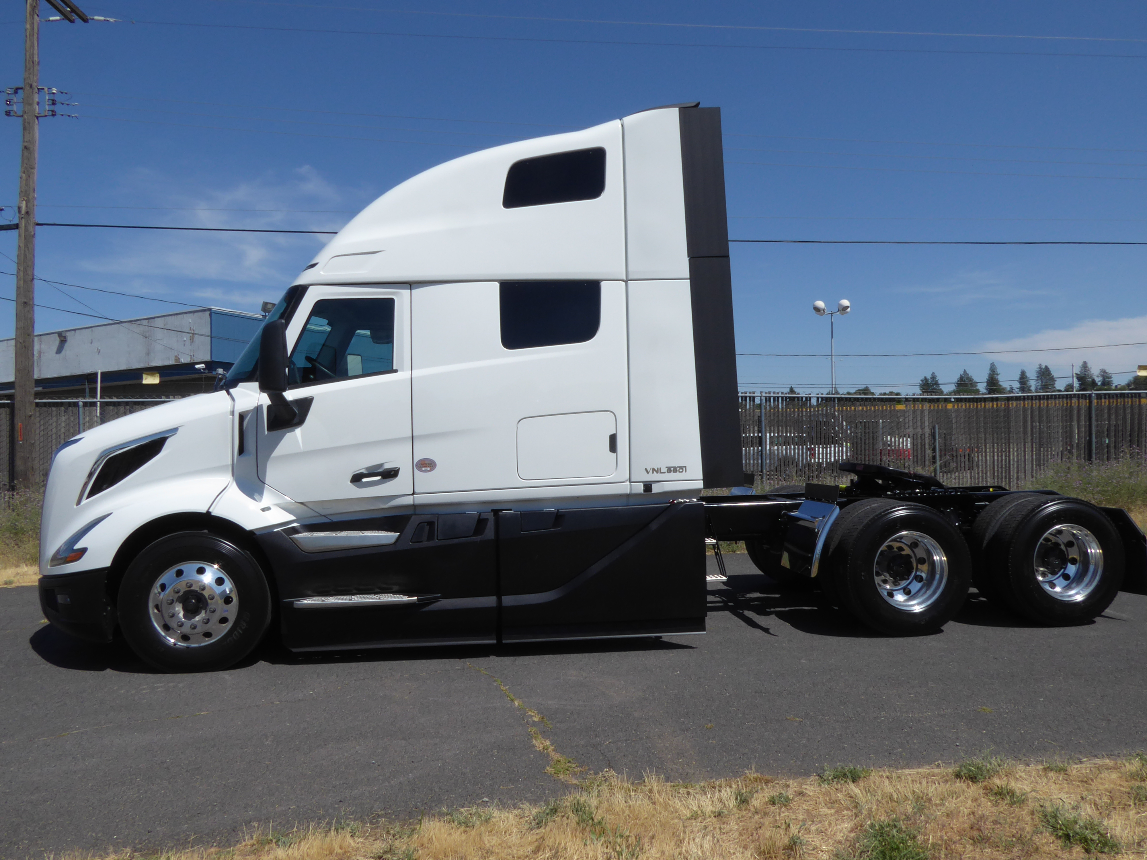 2025 Volvo - image 17