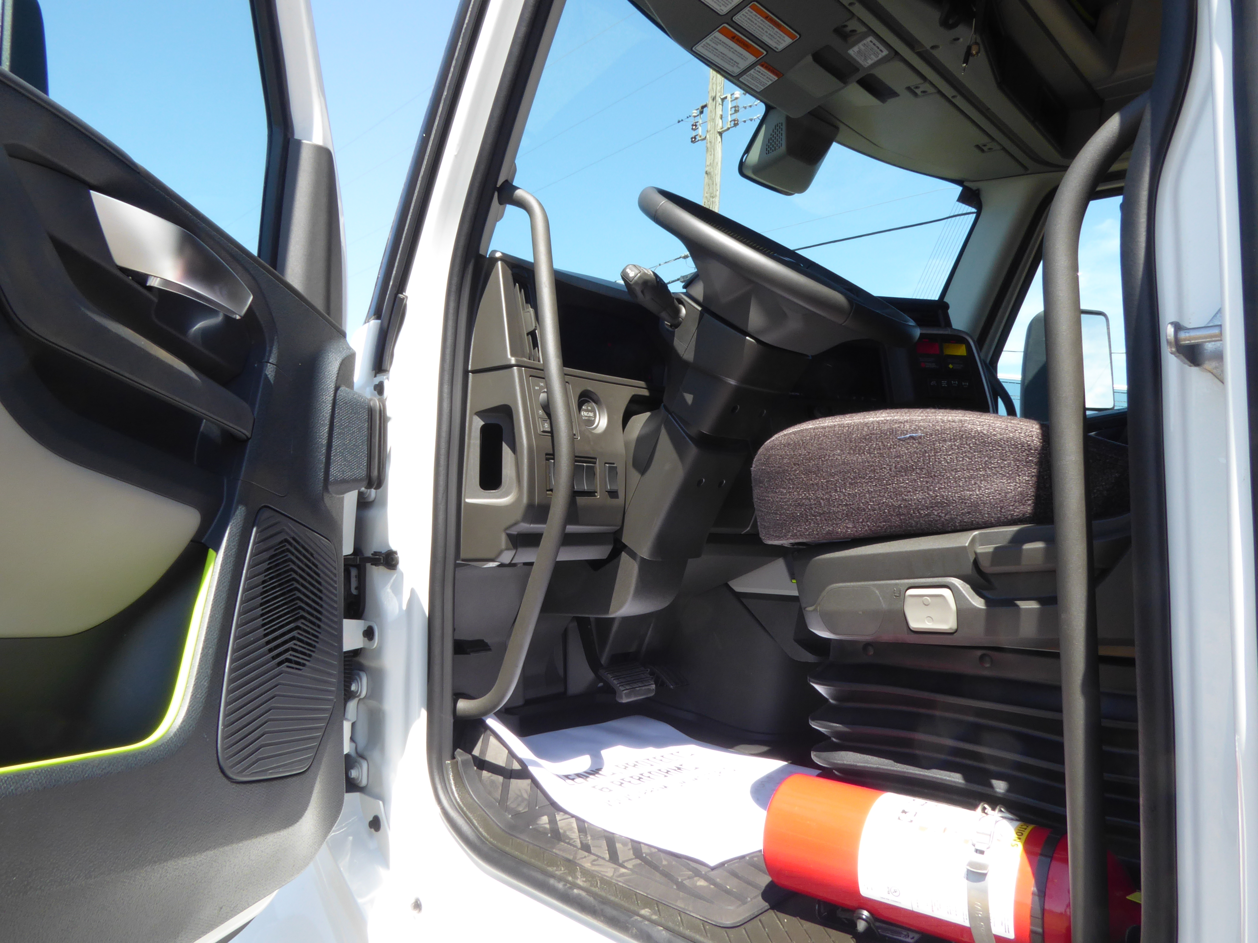 2025 Volvo - image 5