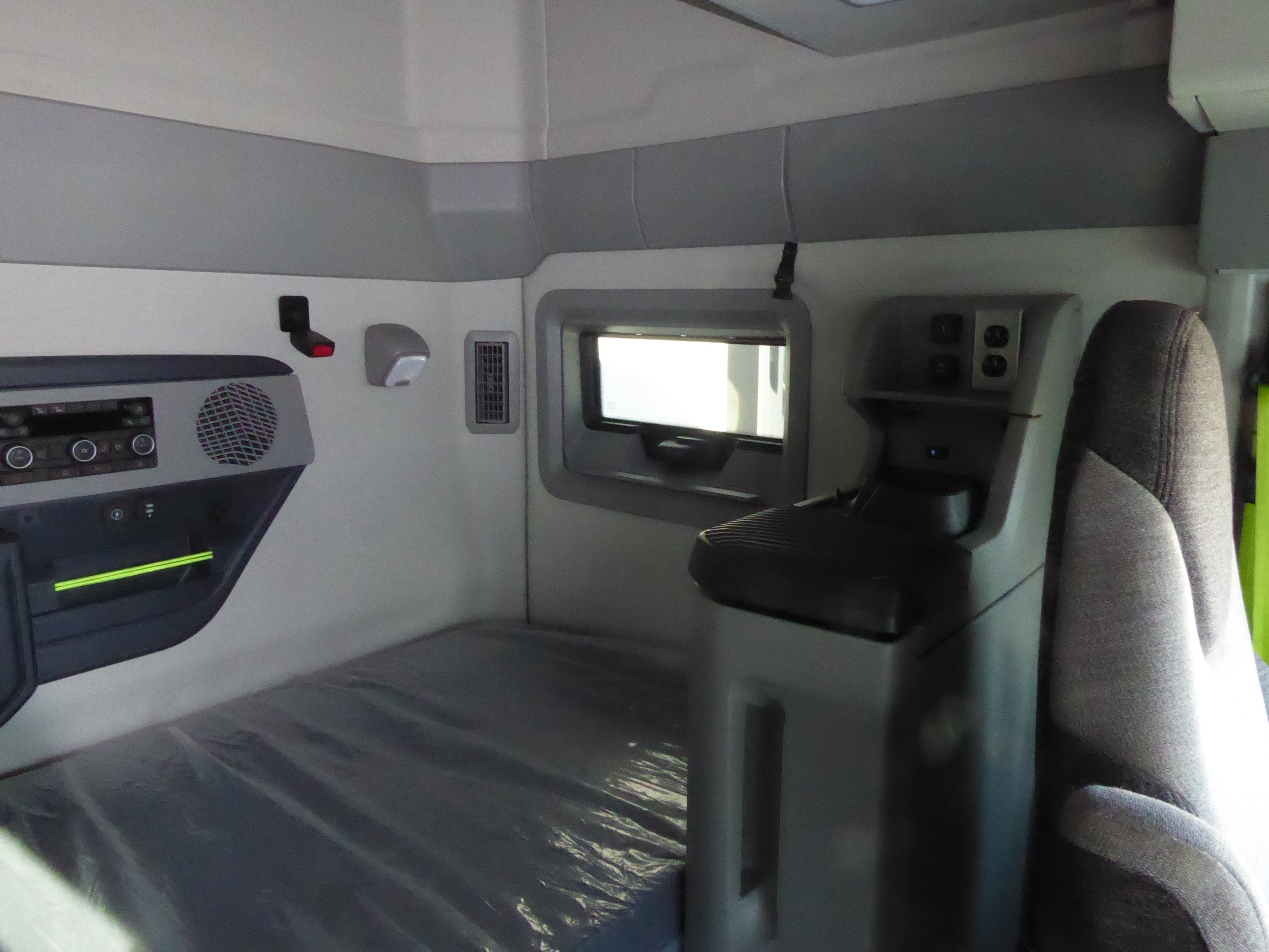 2025 Volvo - image 9