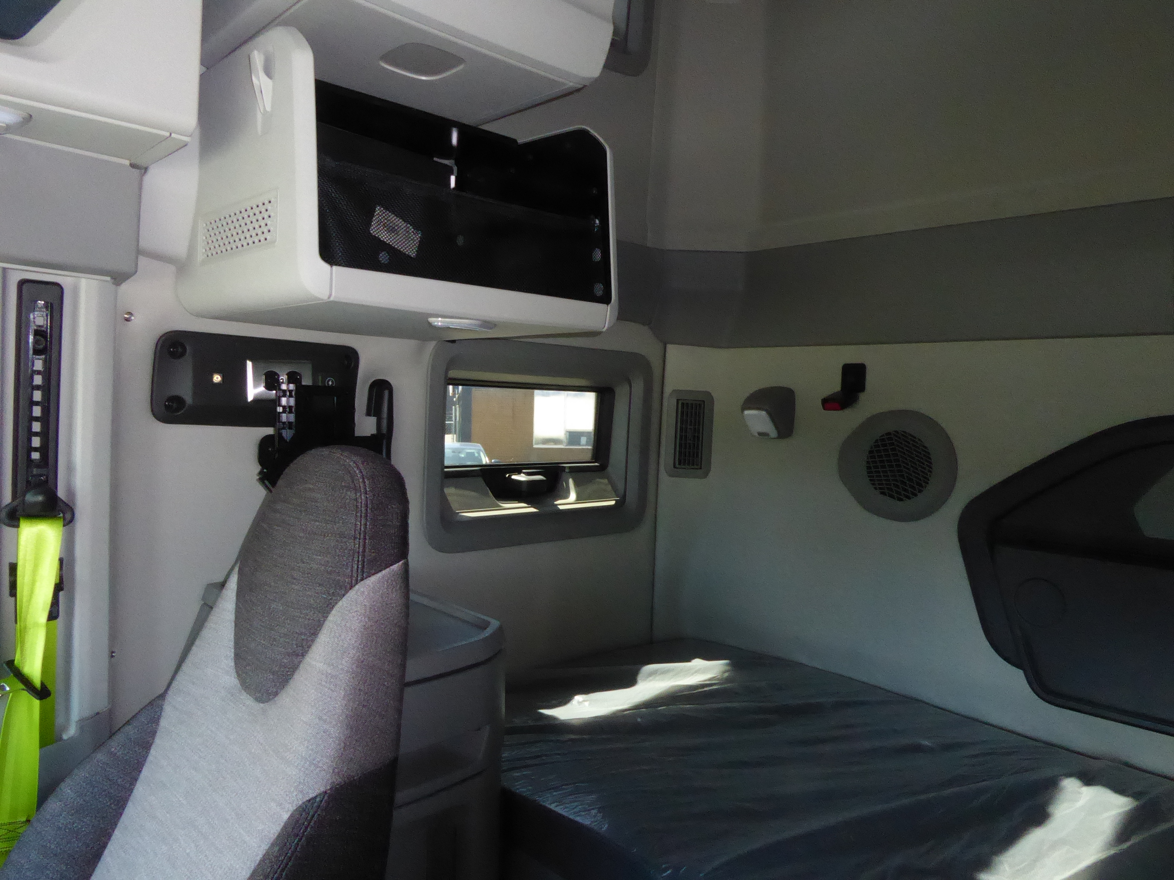 2025 Volvo - image 8