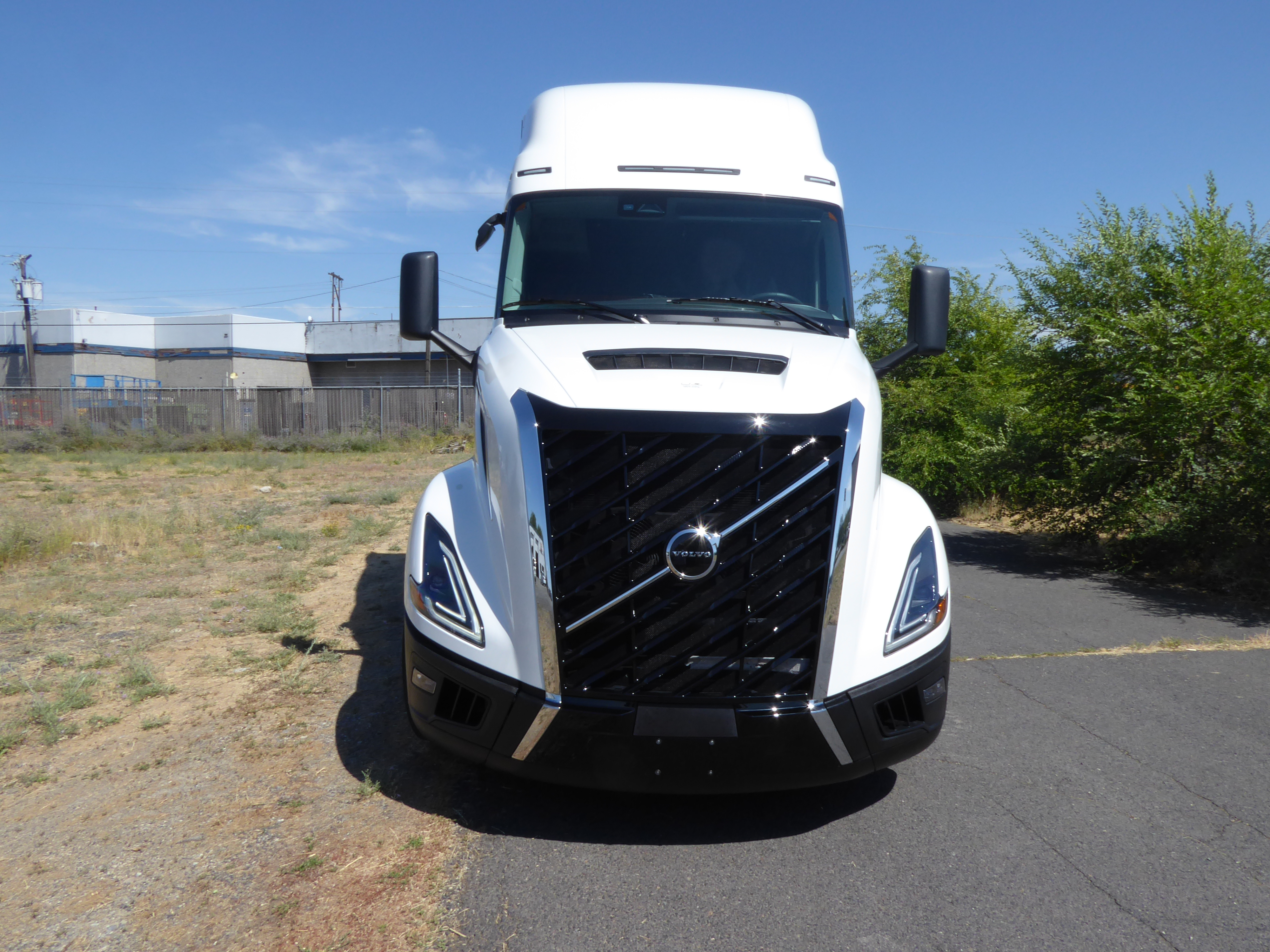 2025 Volvo - image 2