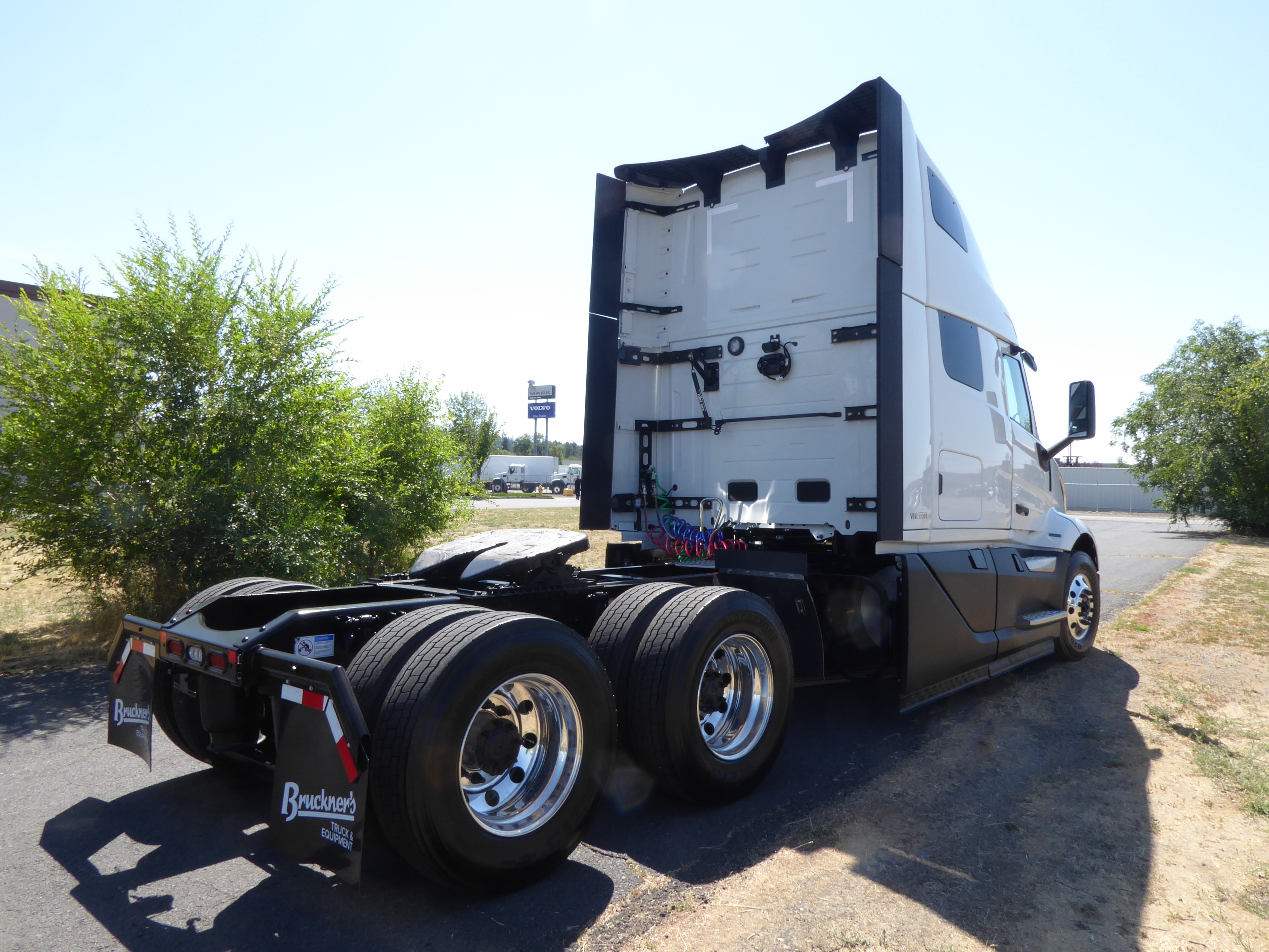 2025 Volvo - image 15