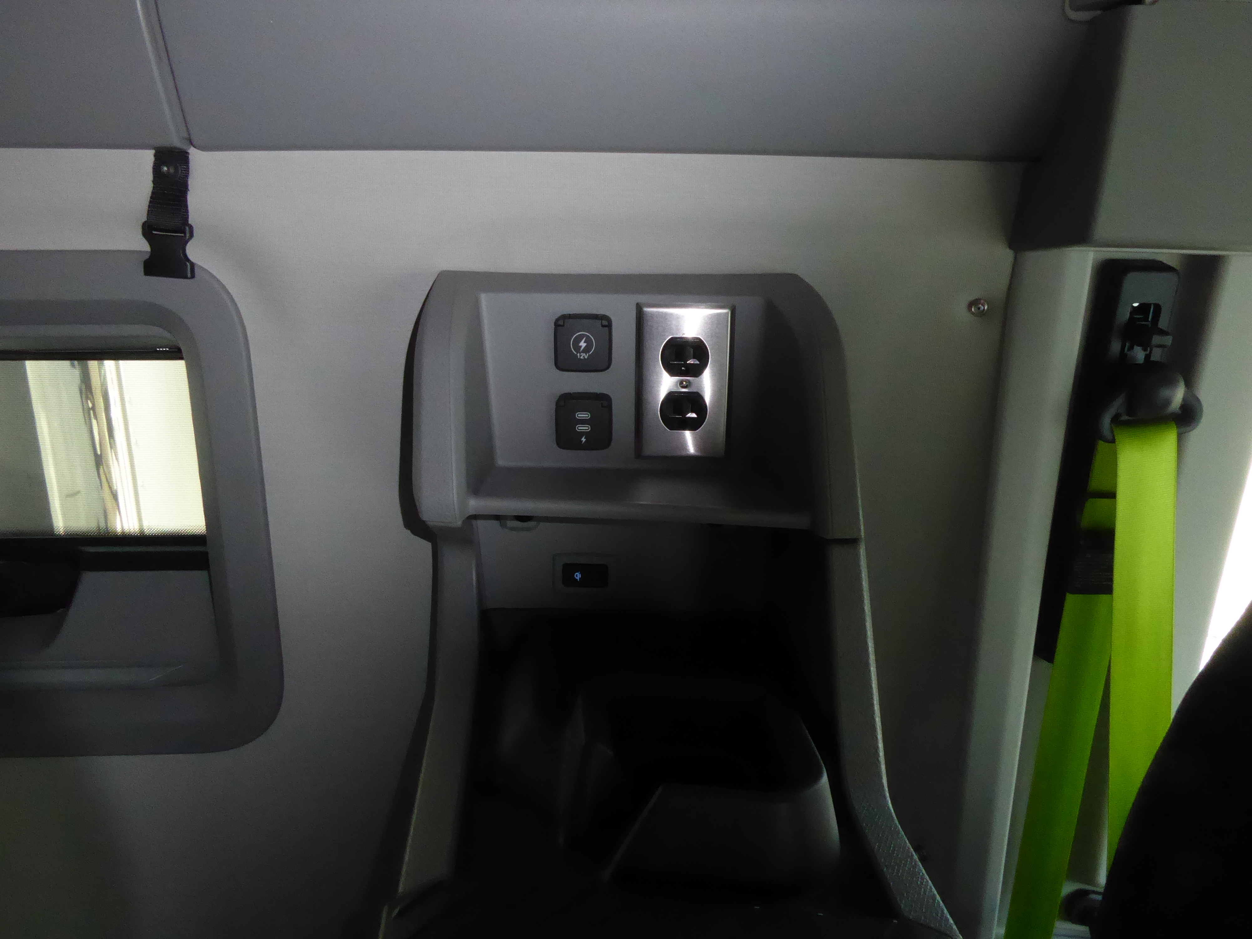 2025 Volvo - image 10