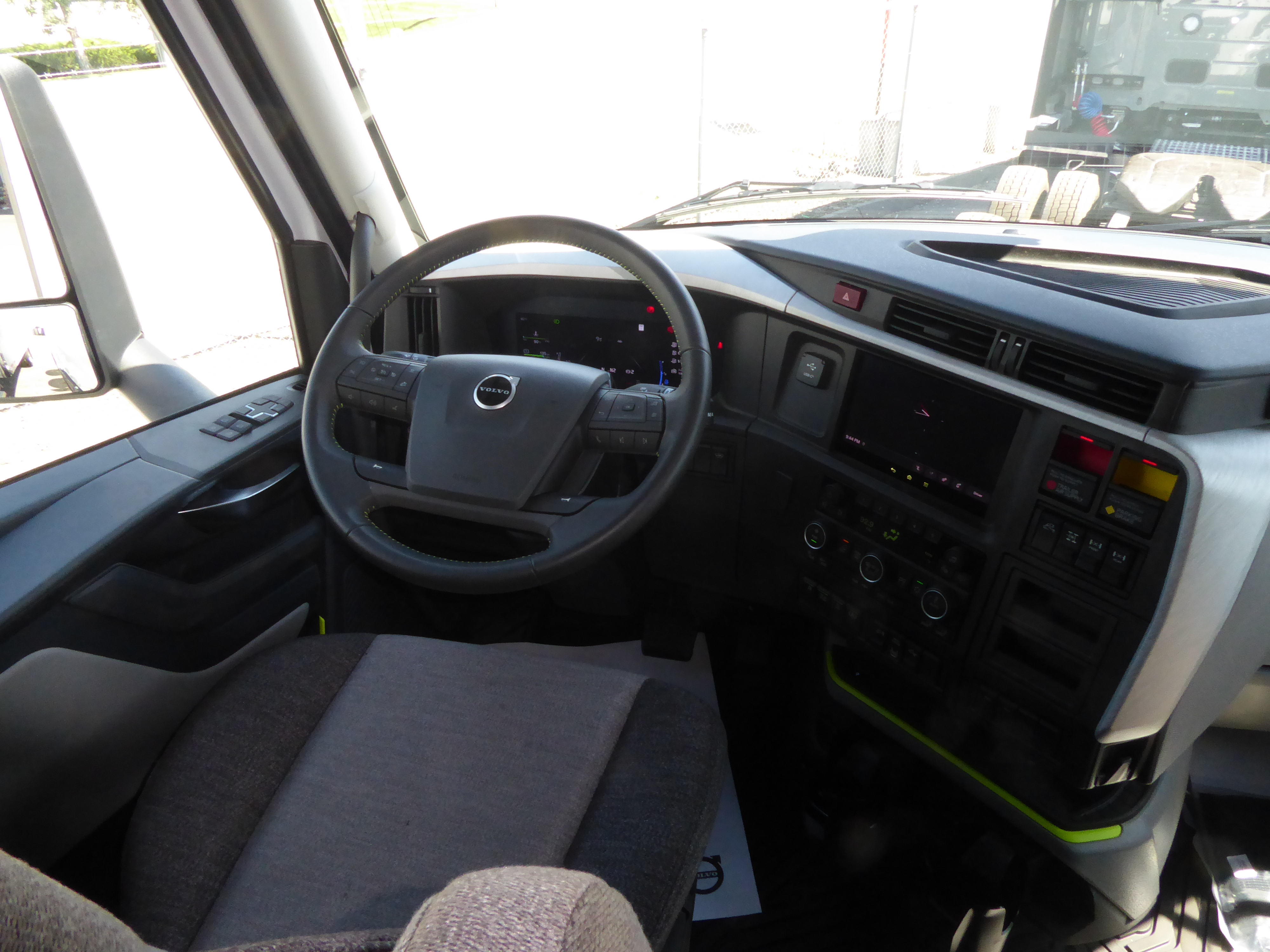 2025 Volvo - image 13