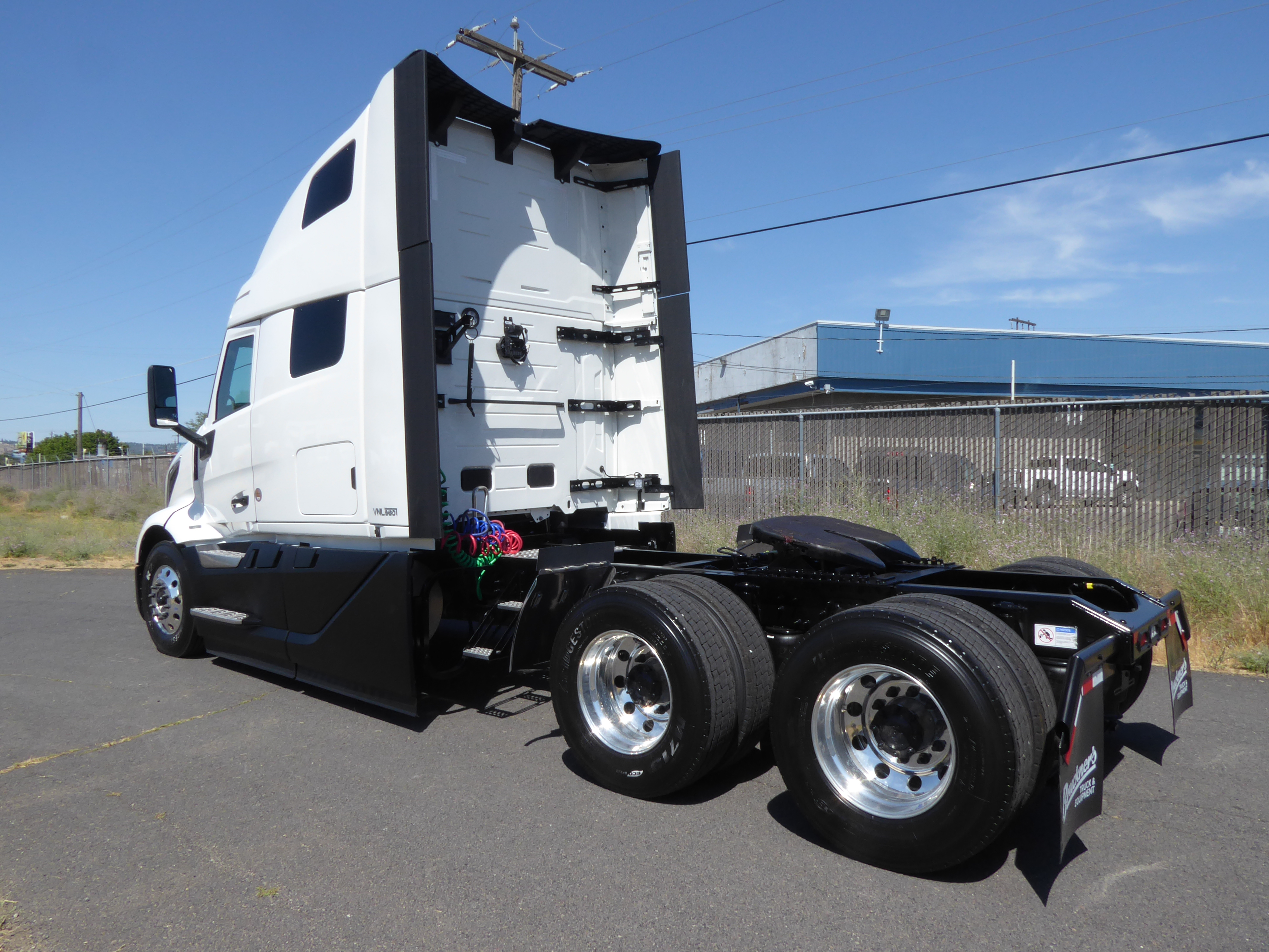 2025 Volvo - image 3