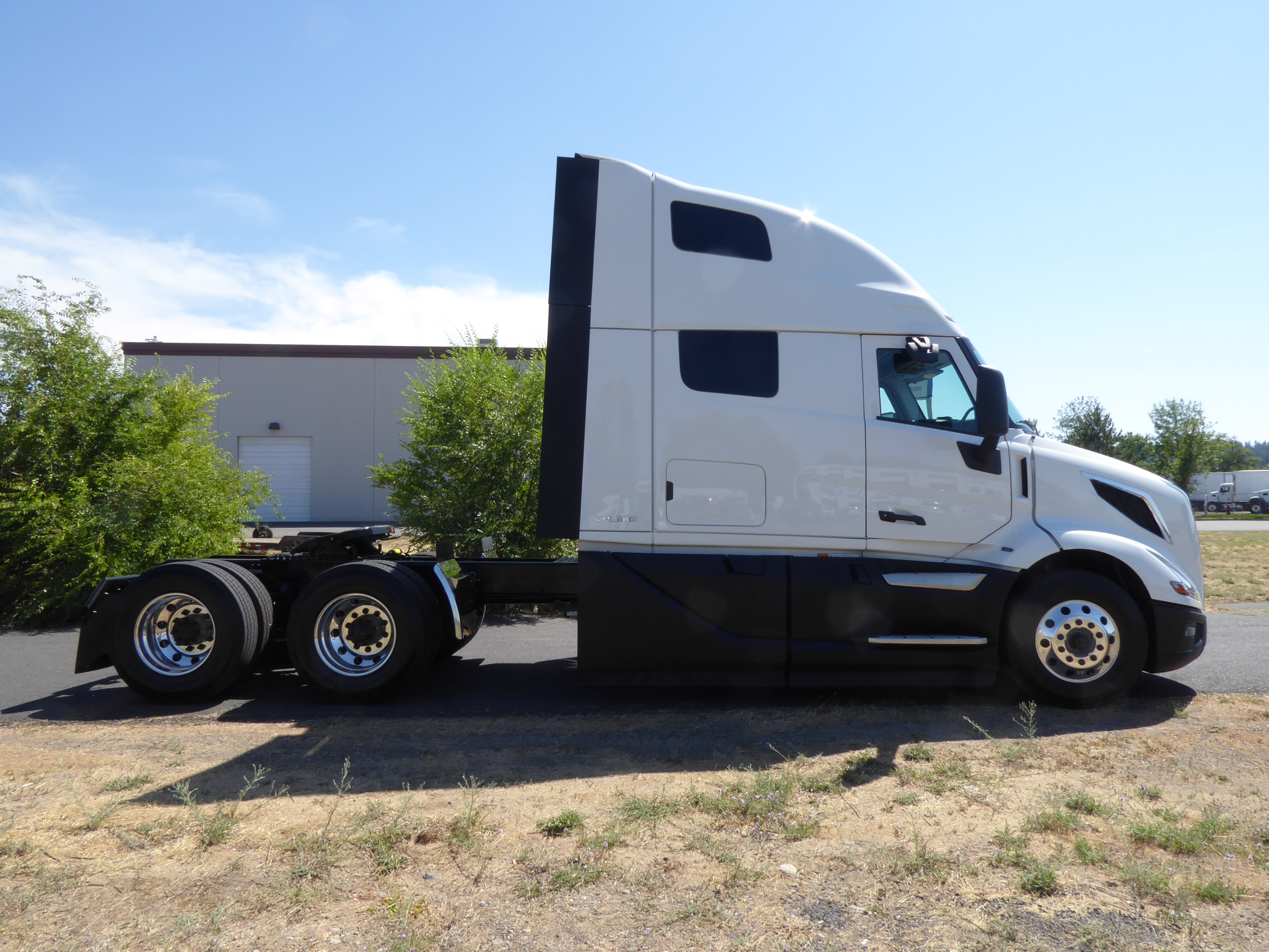 2025 Volvo - image 16