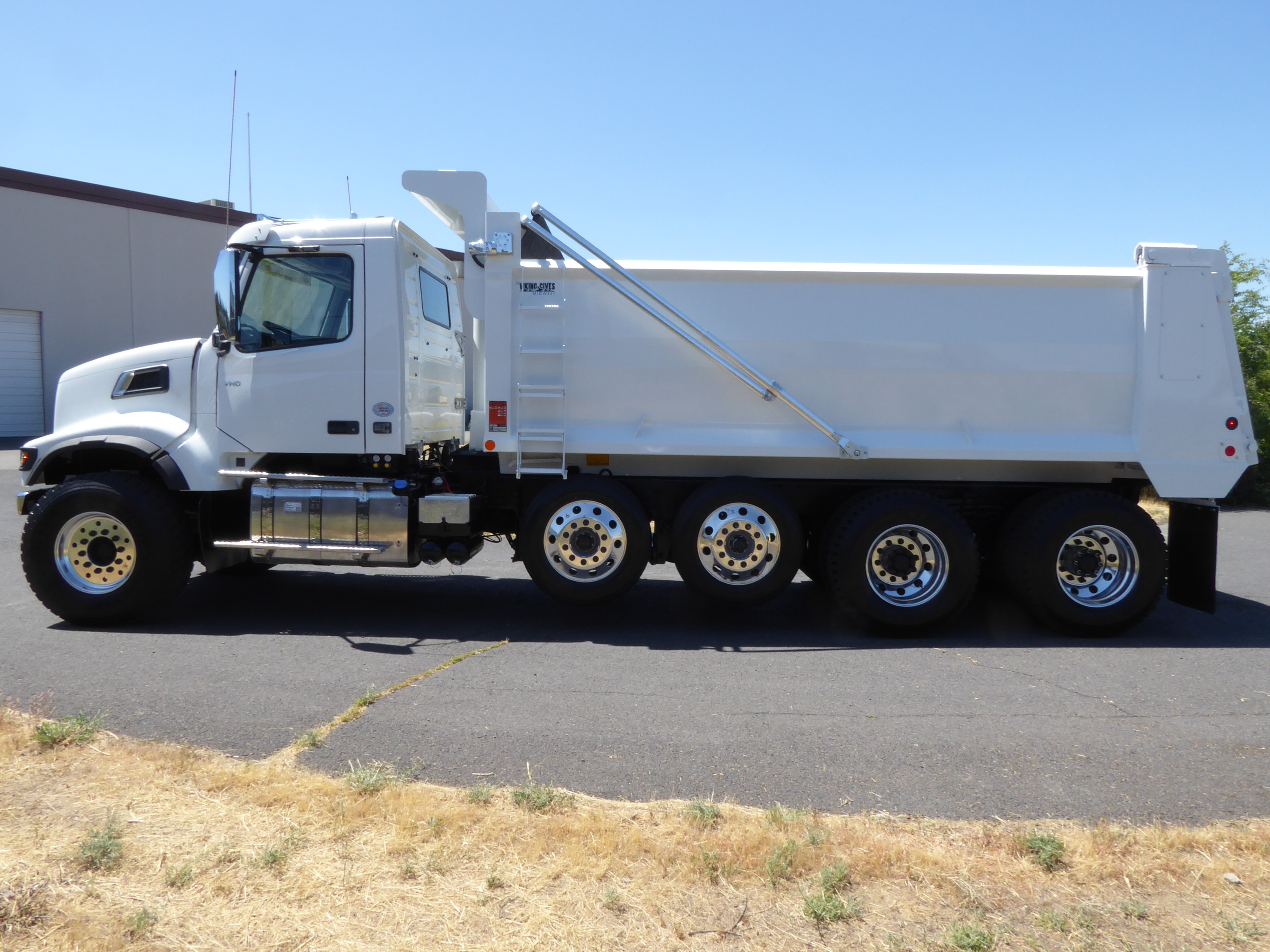 2025 Volvo - image 2