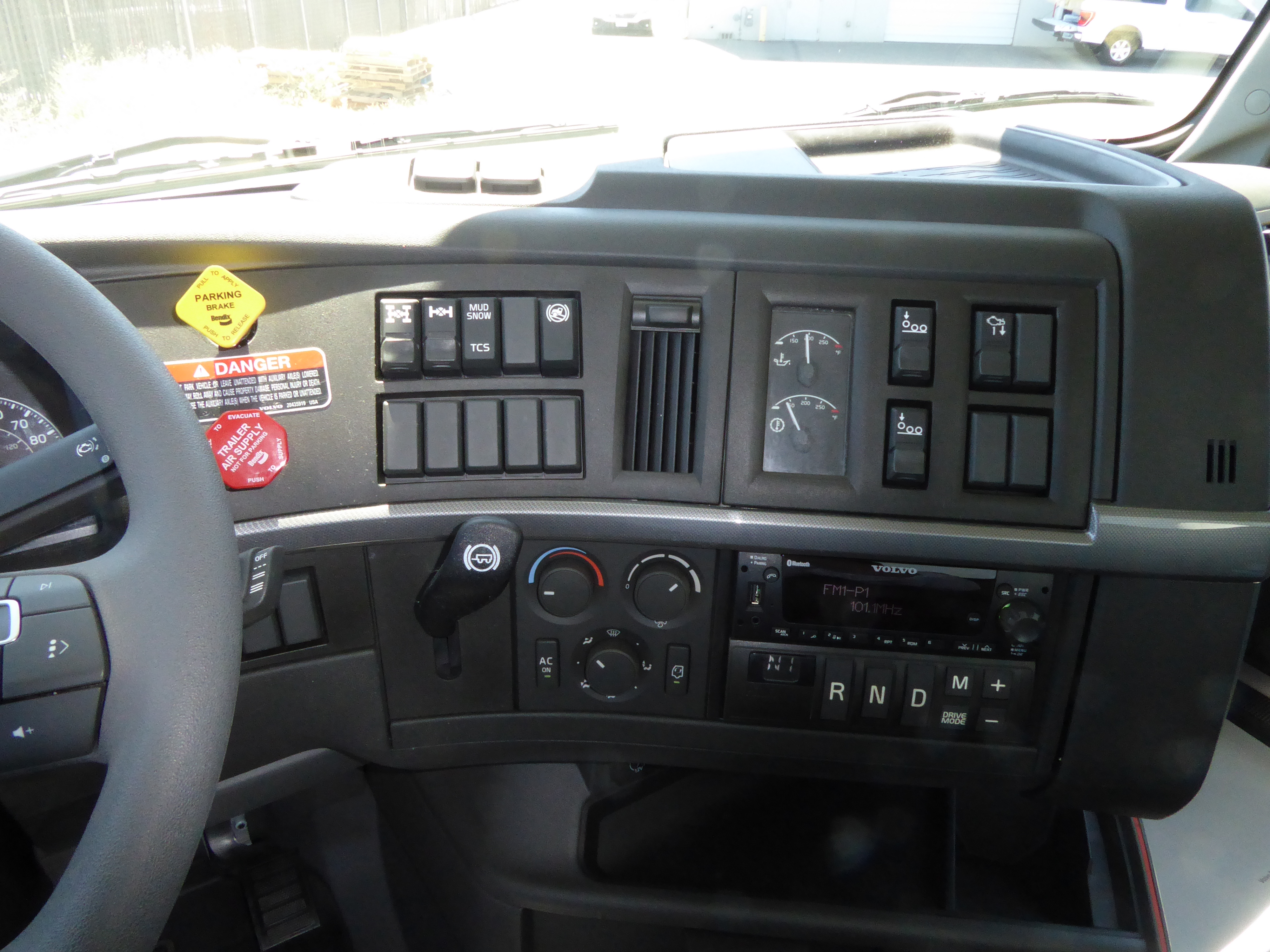 2025 Volvo - image 14