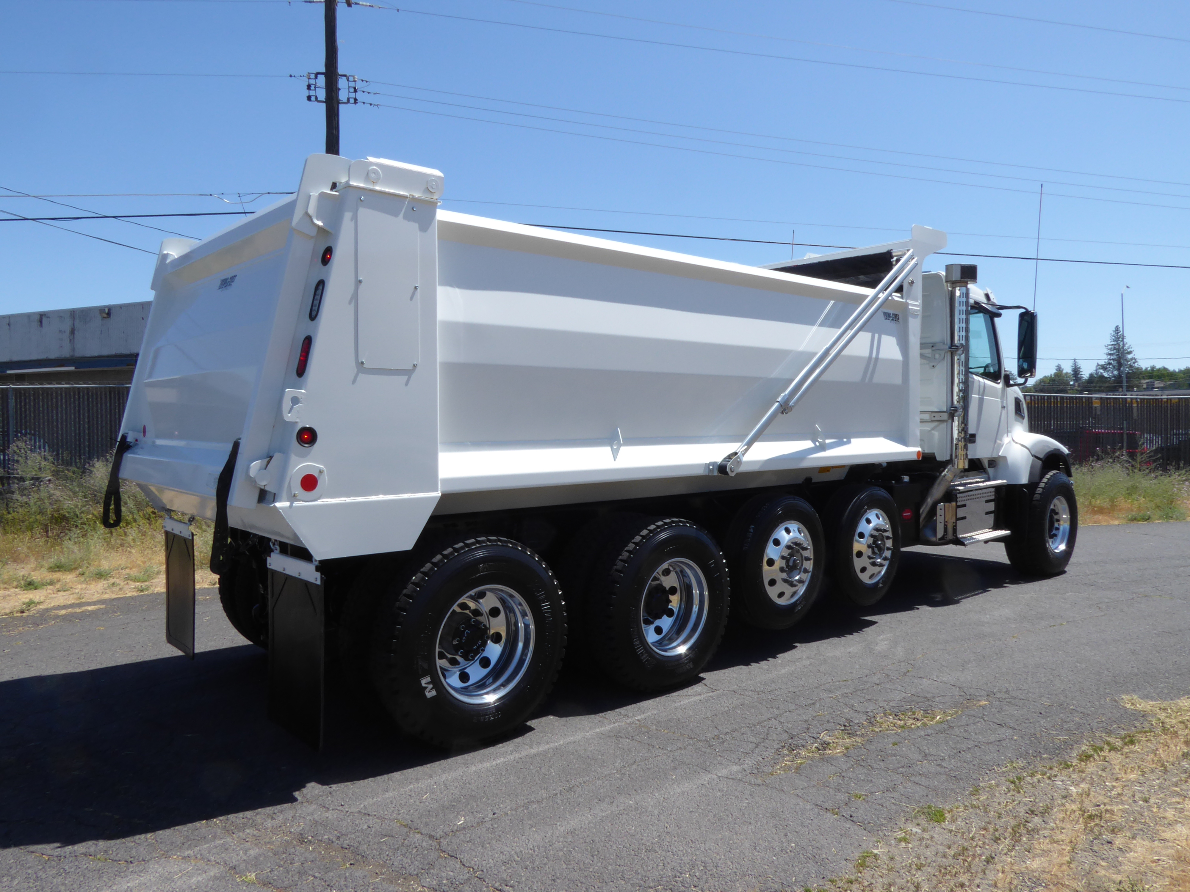 2025 Volvo - image 6