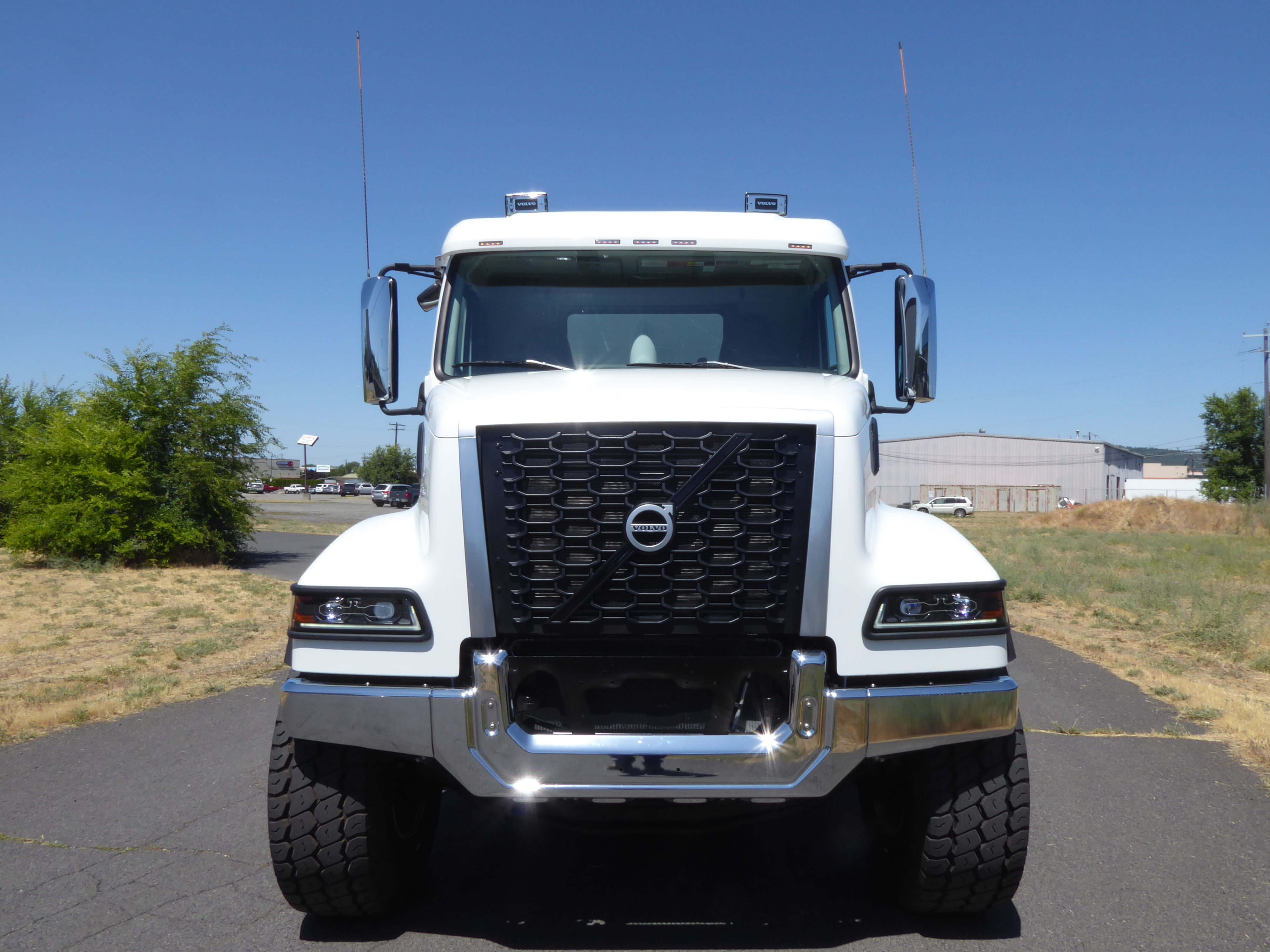 2025 Volvo - image 8