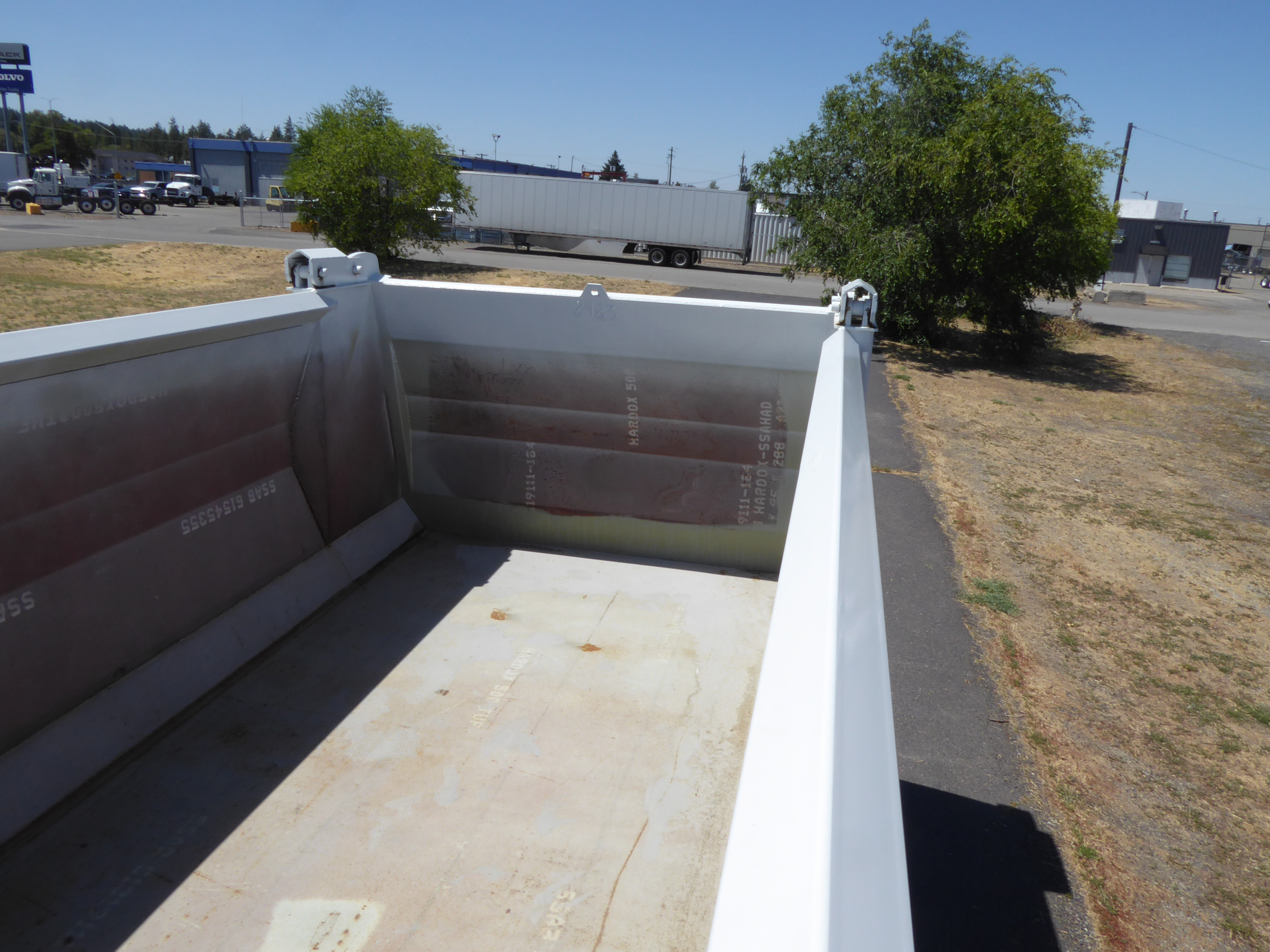 2025 Volvo - image 20