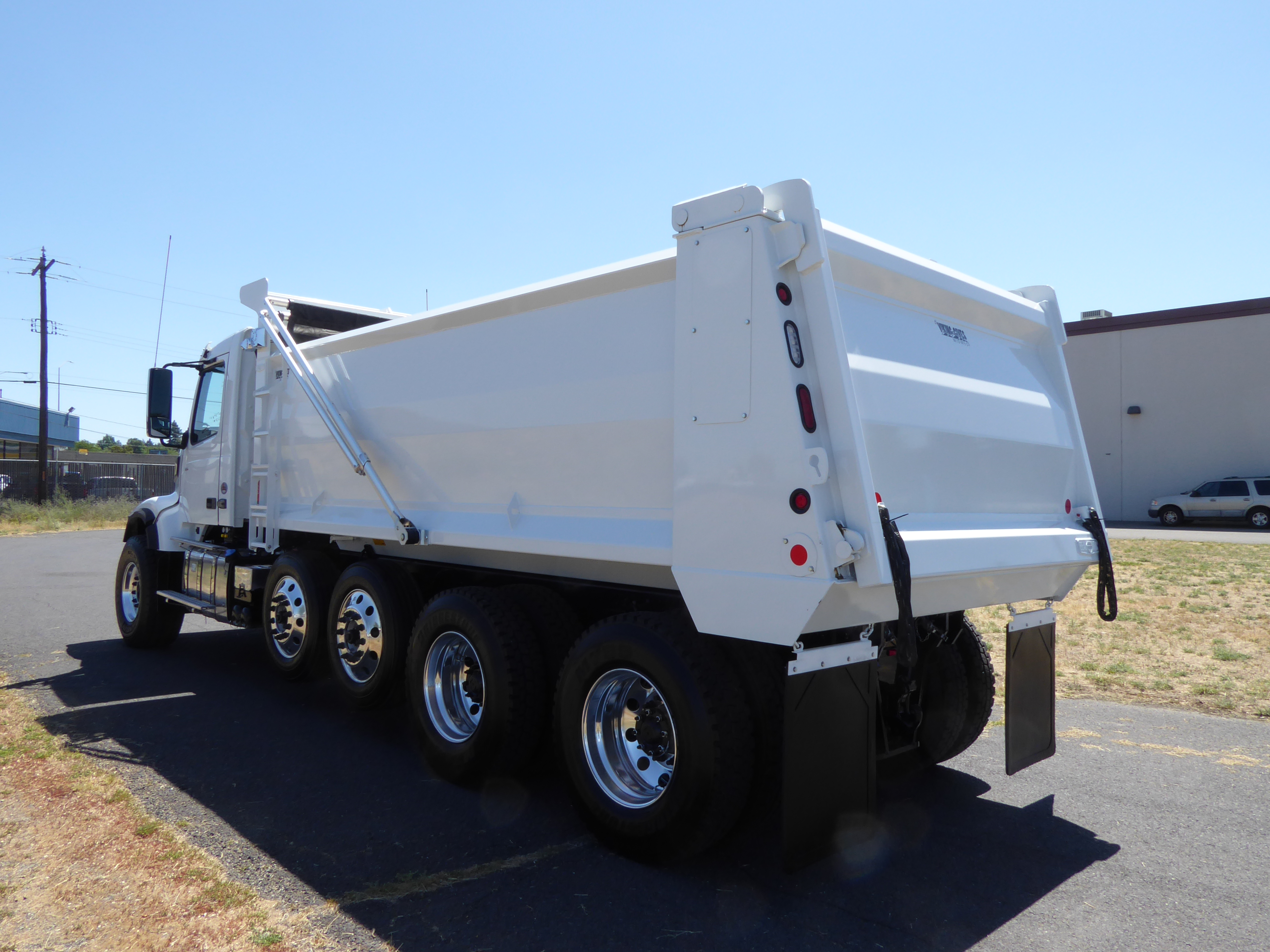 2025 Volvo - image 3