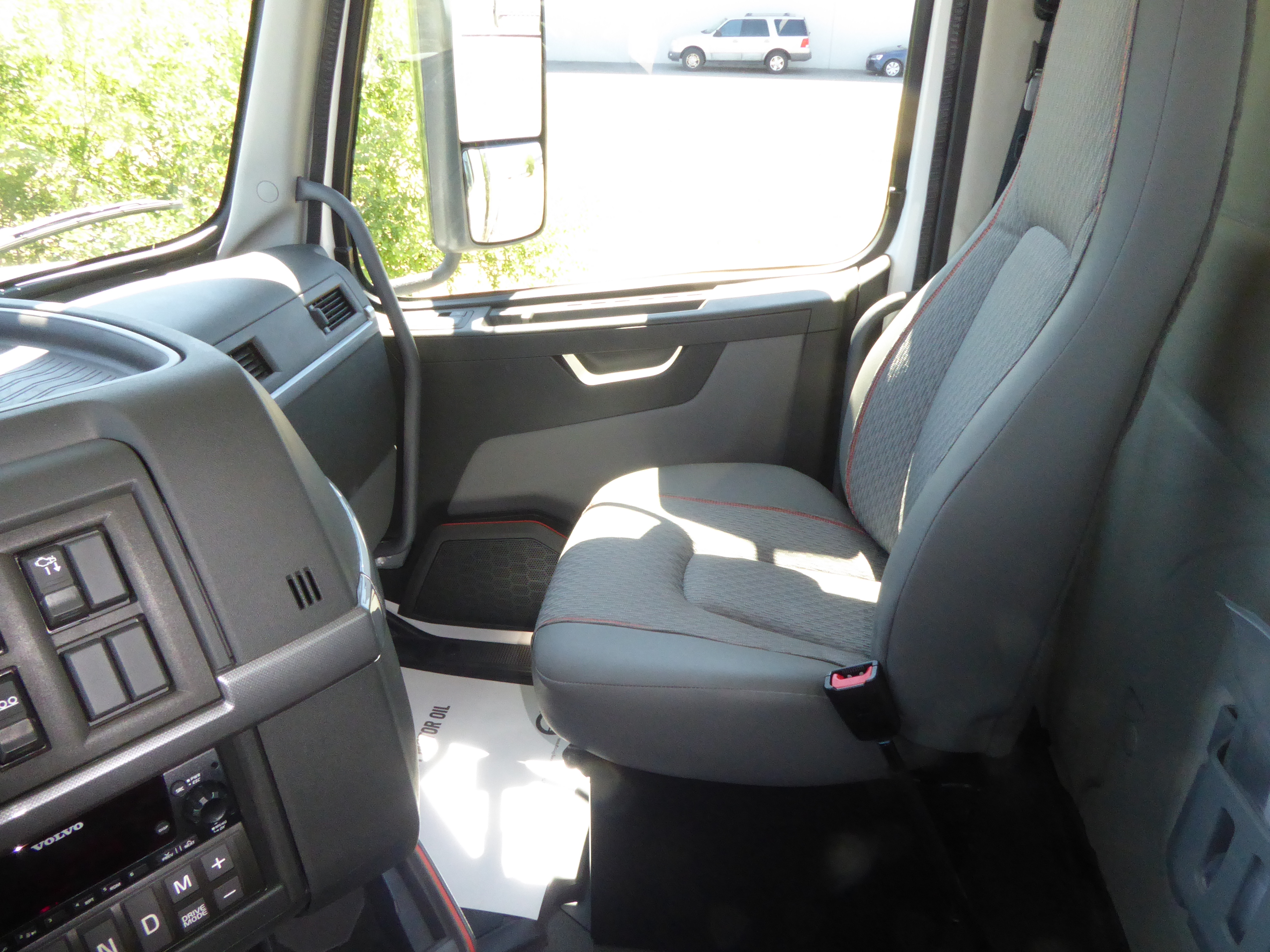 2025 Volvo - image 13