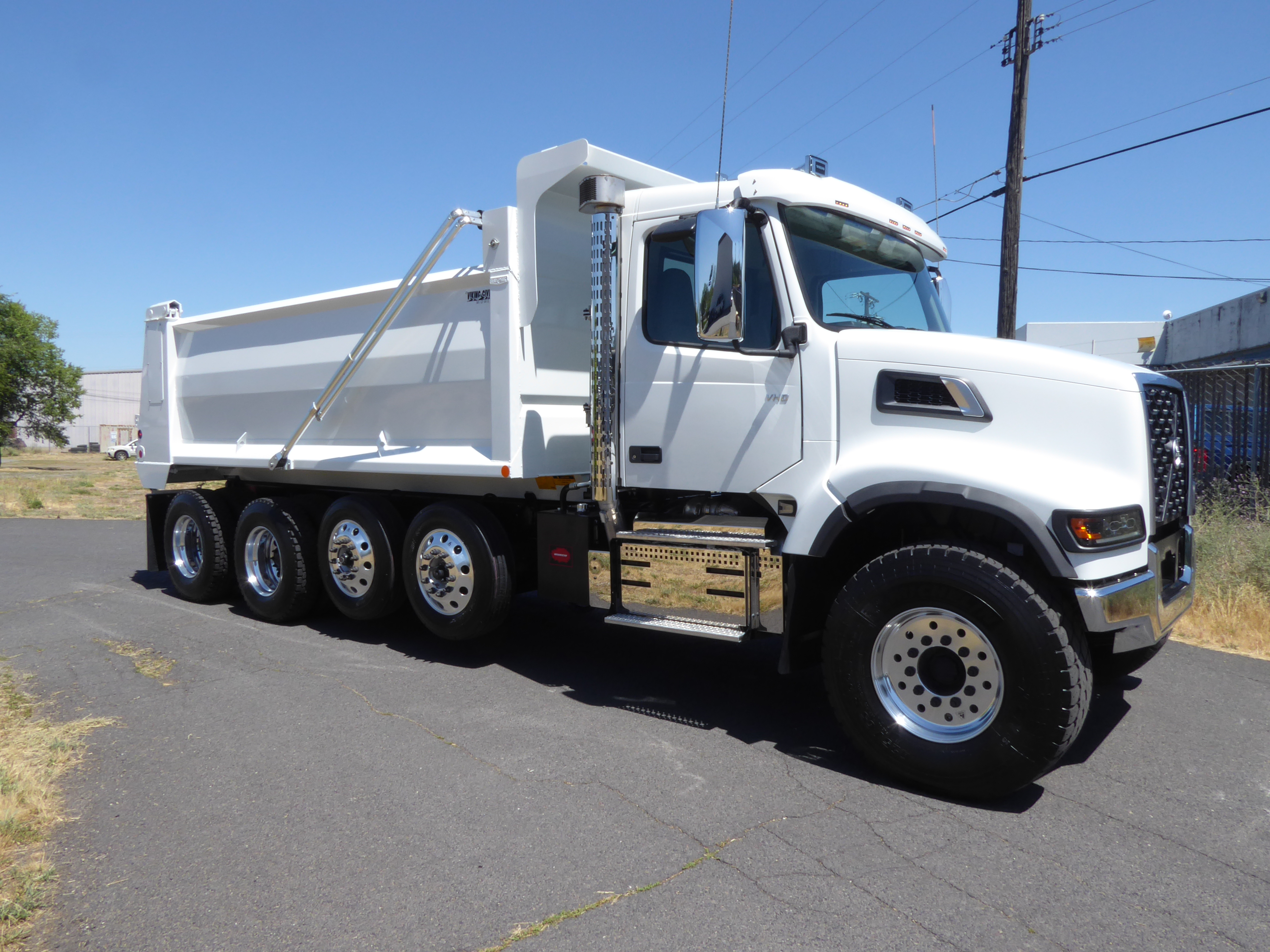 2025 Volvo - image 7