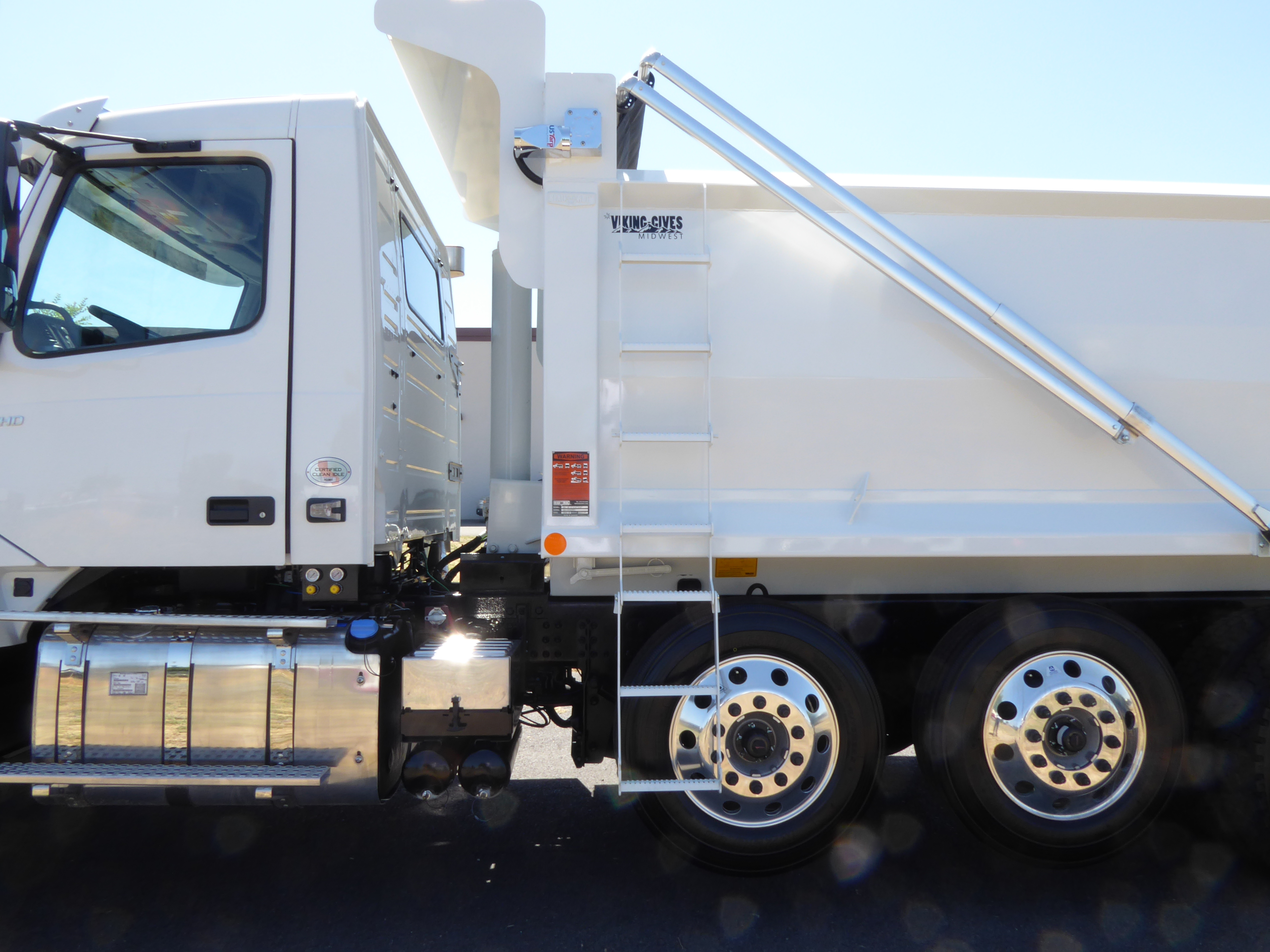 2025 Volvo - image 15