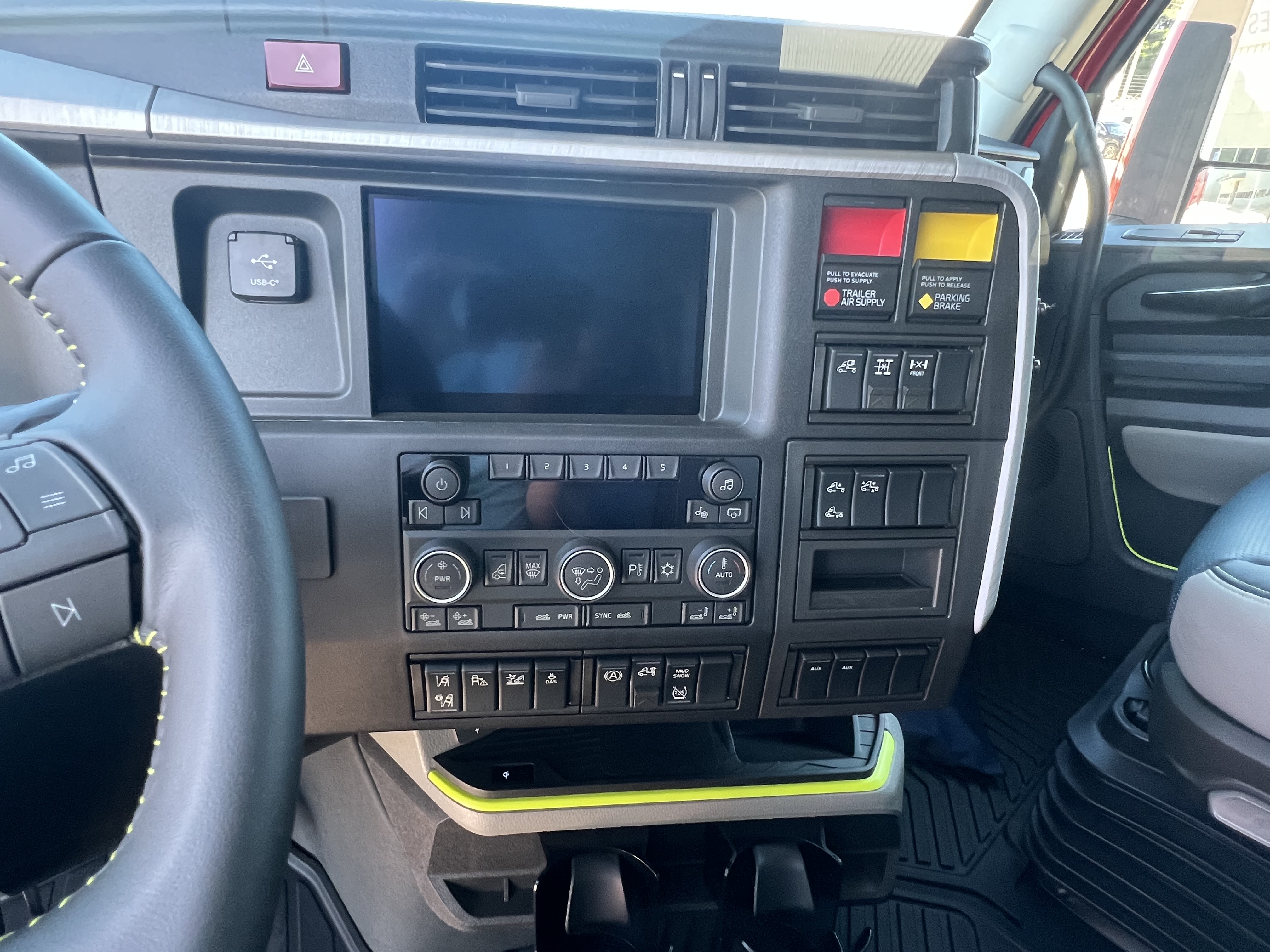 2026 Volvo - image 12