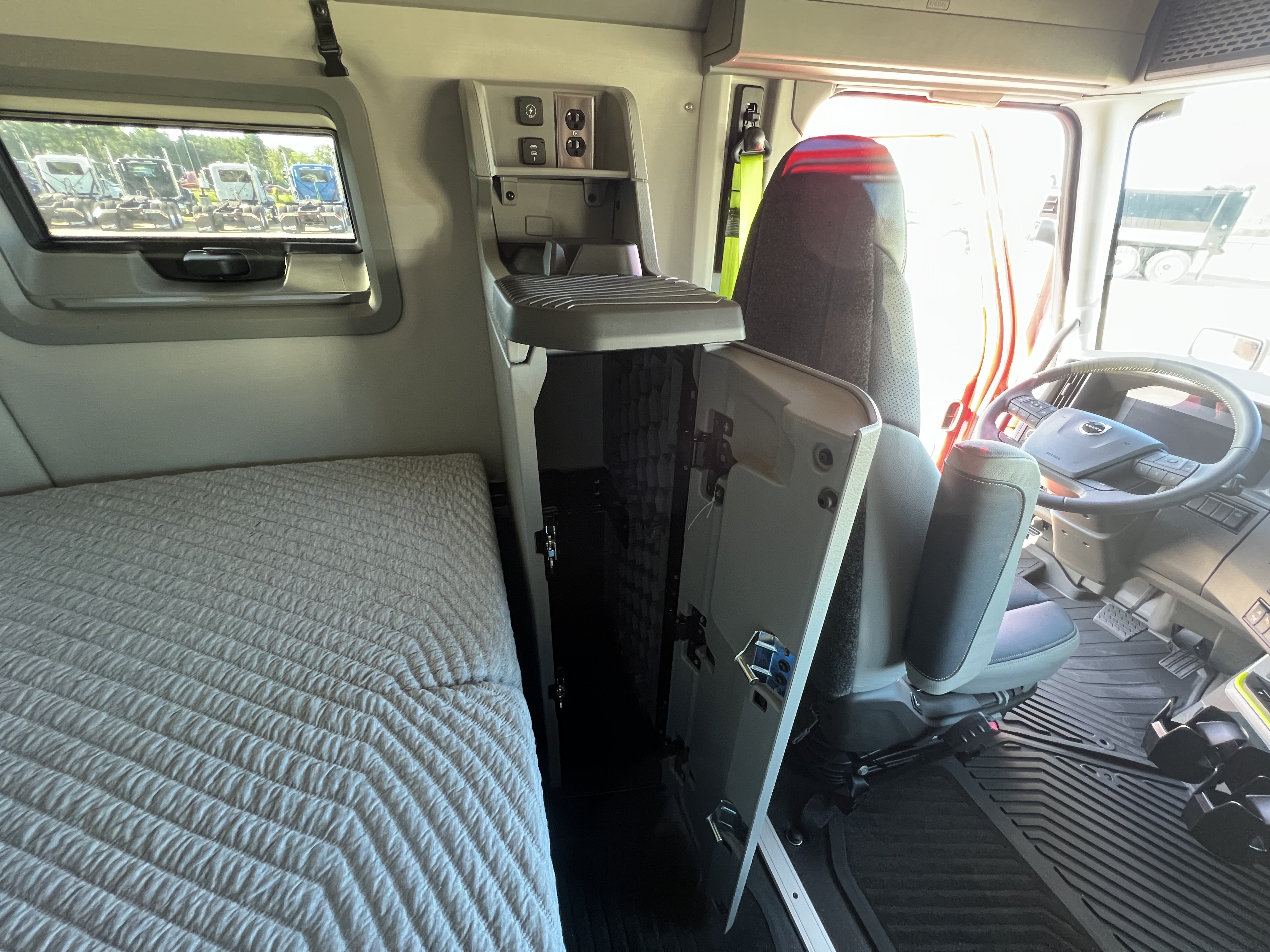 2026 Volvo - image 17