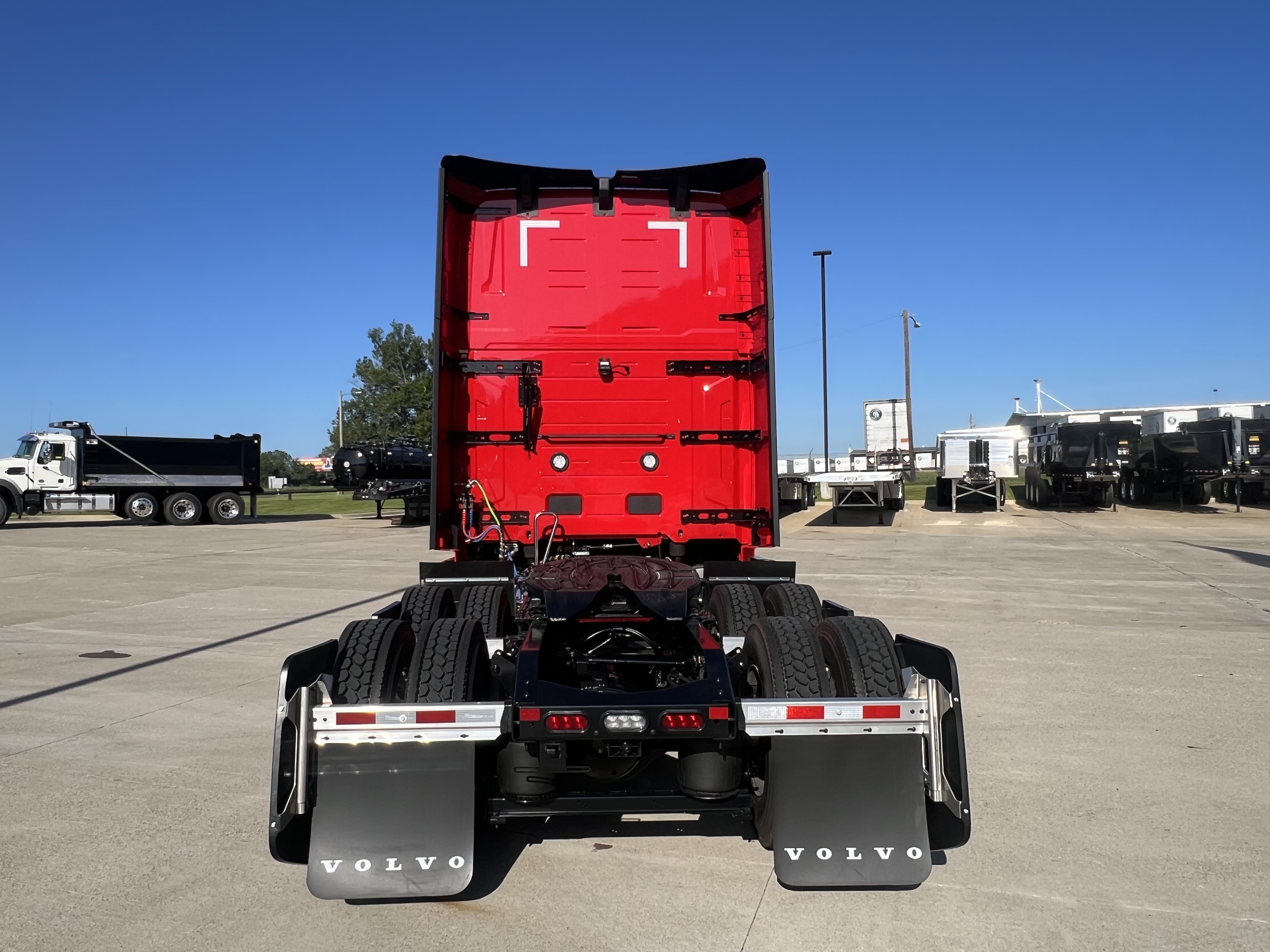 2026 Volvo - image 5