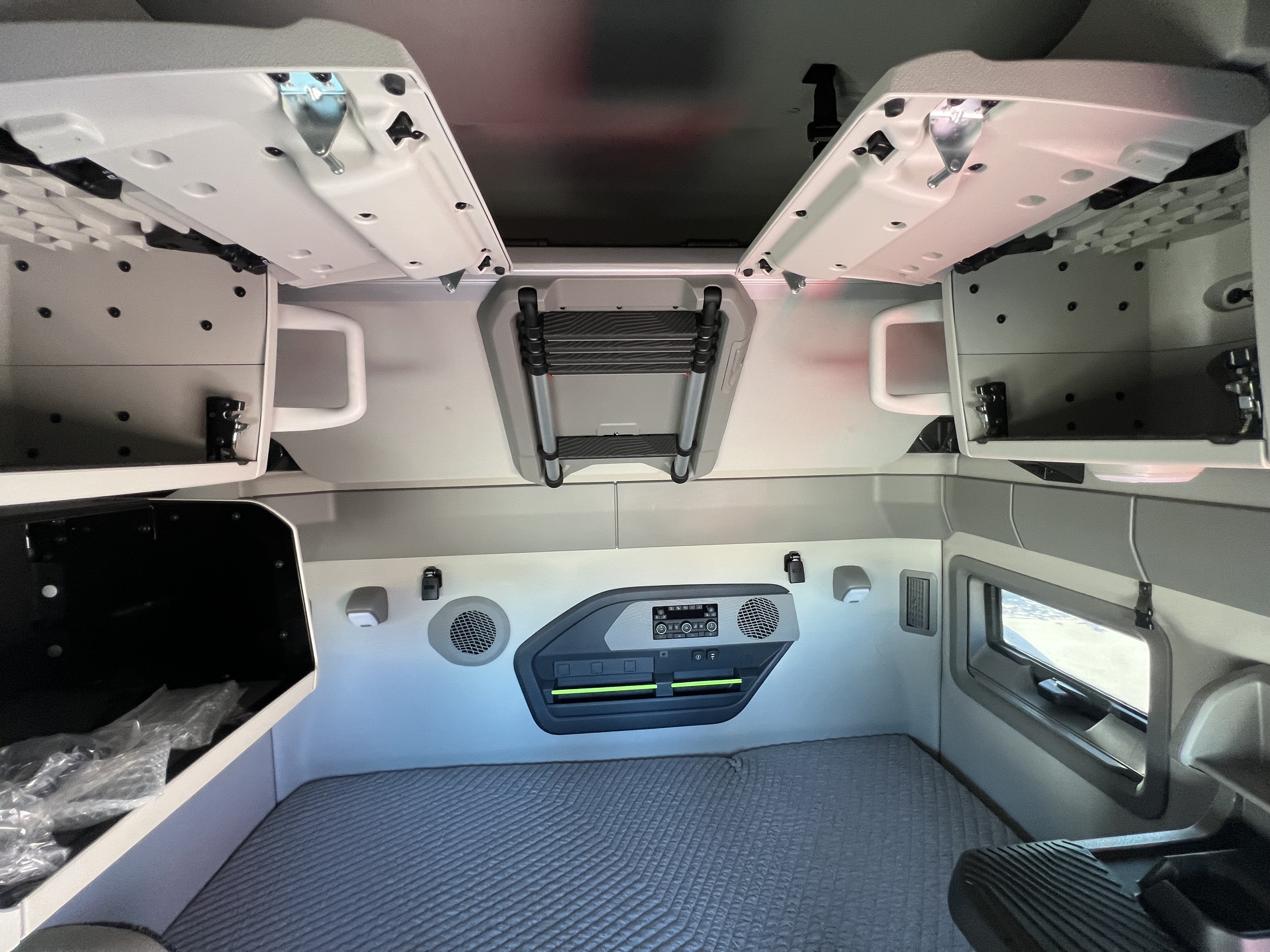 2026 Volvo - image 15