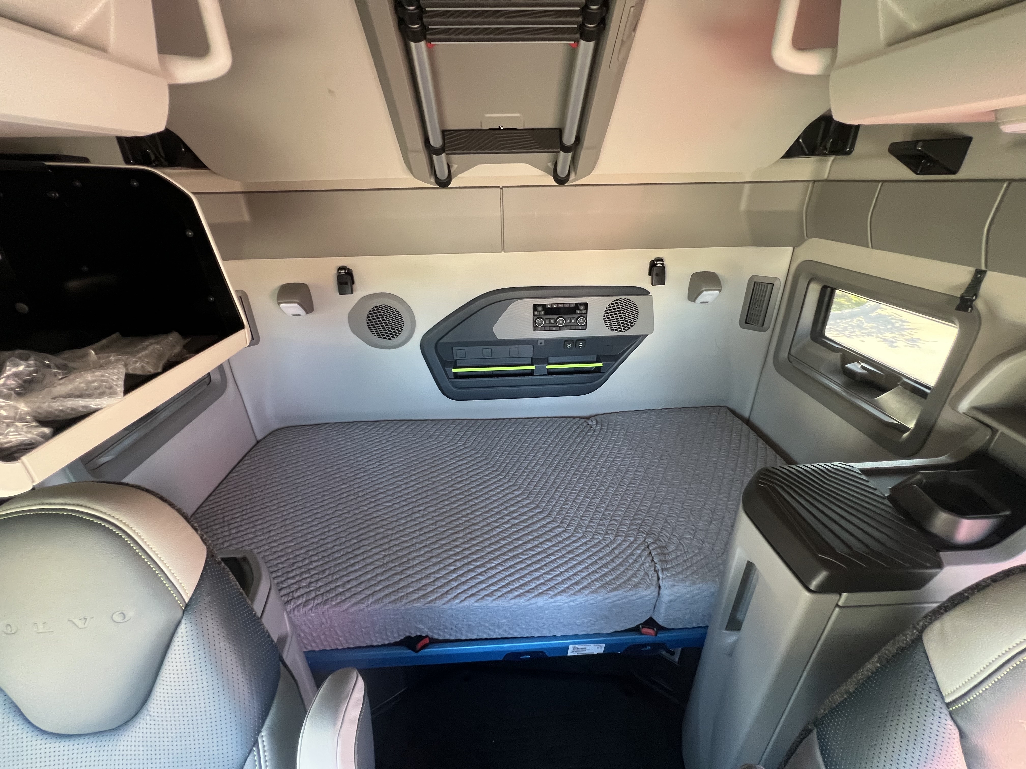 2026 Volvo - image 14