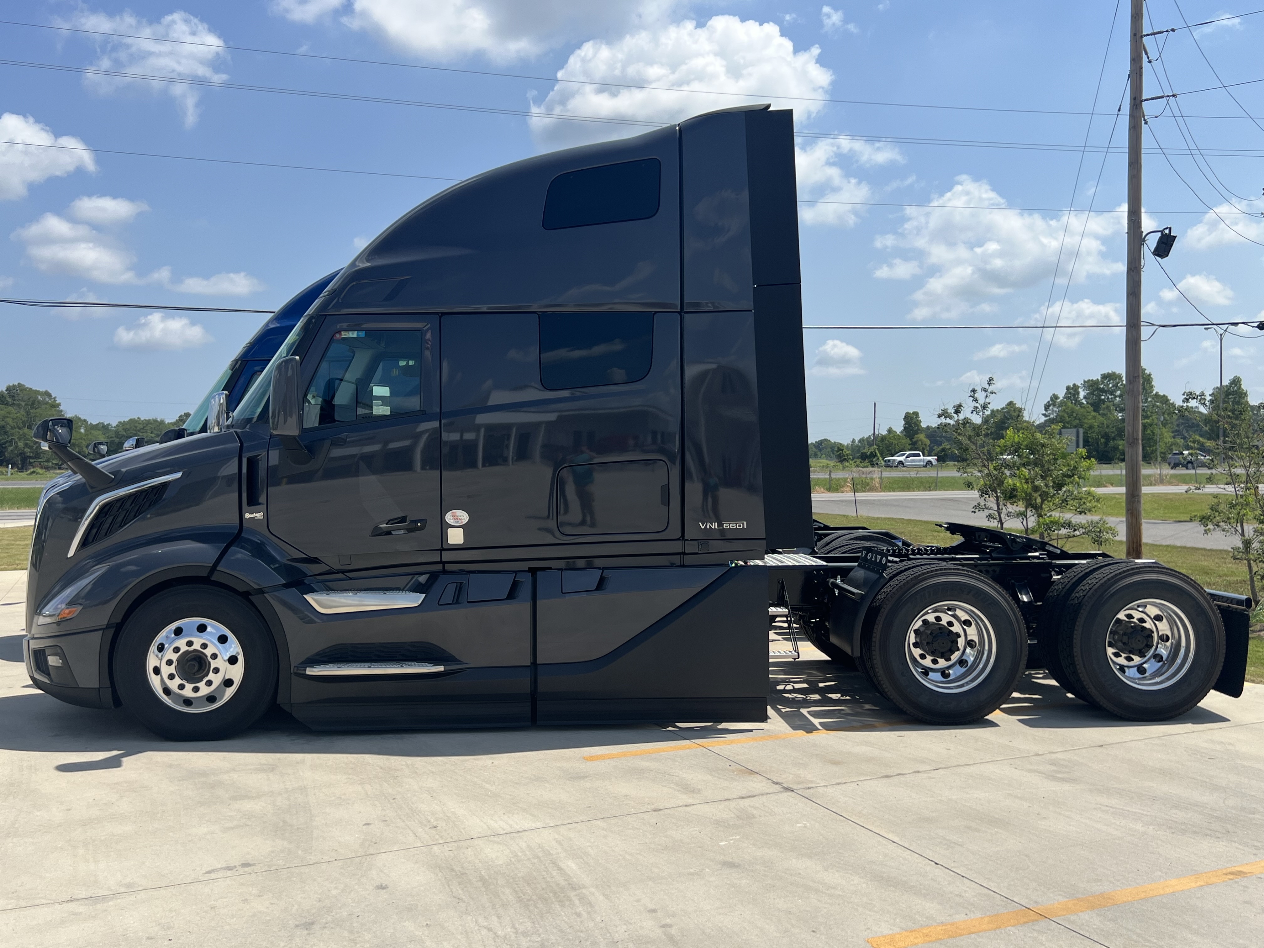 2026 Volvo - image 8