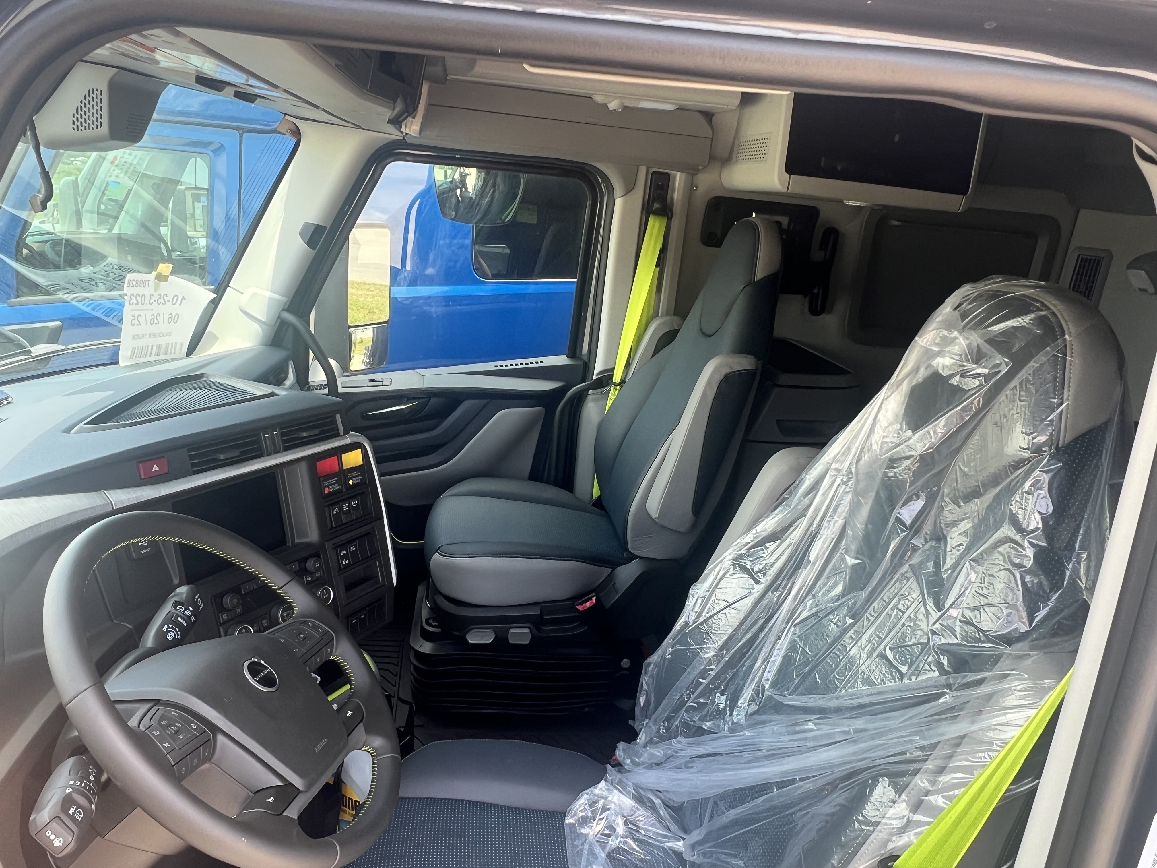 2026 Volvo - image 12