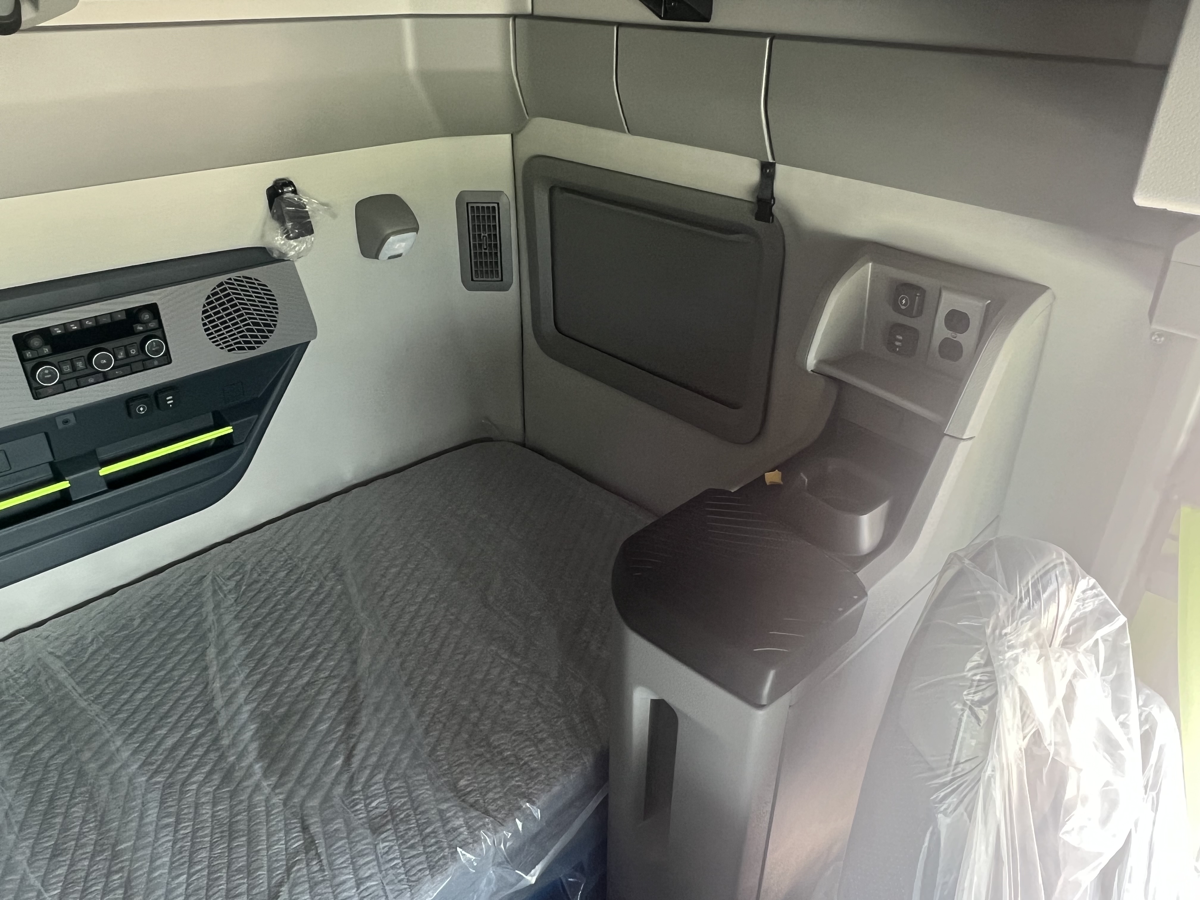 2026 Volvo - image 15