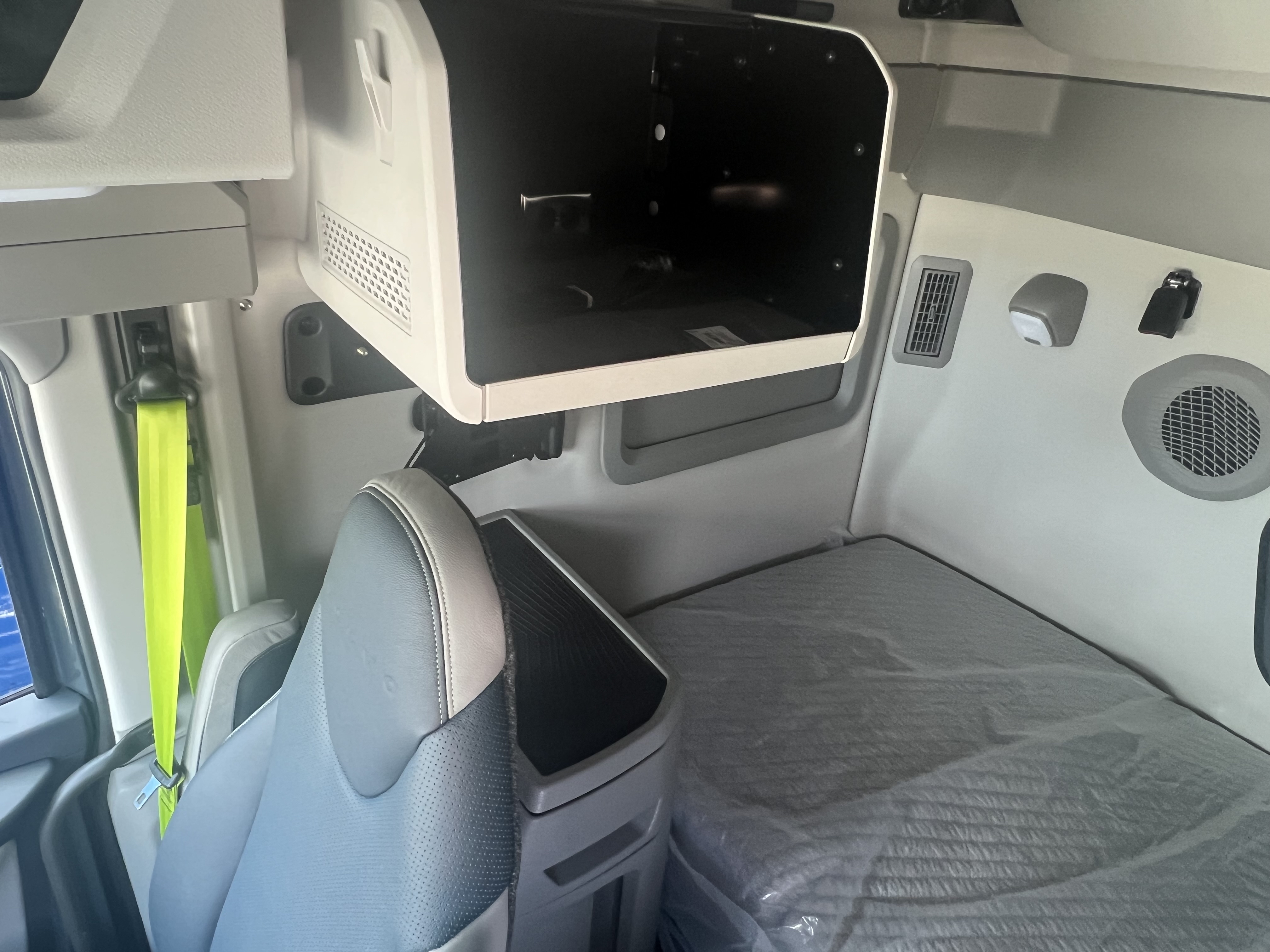 2026 Volvo - image 16