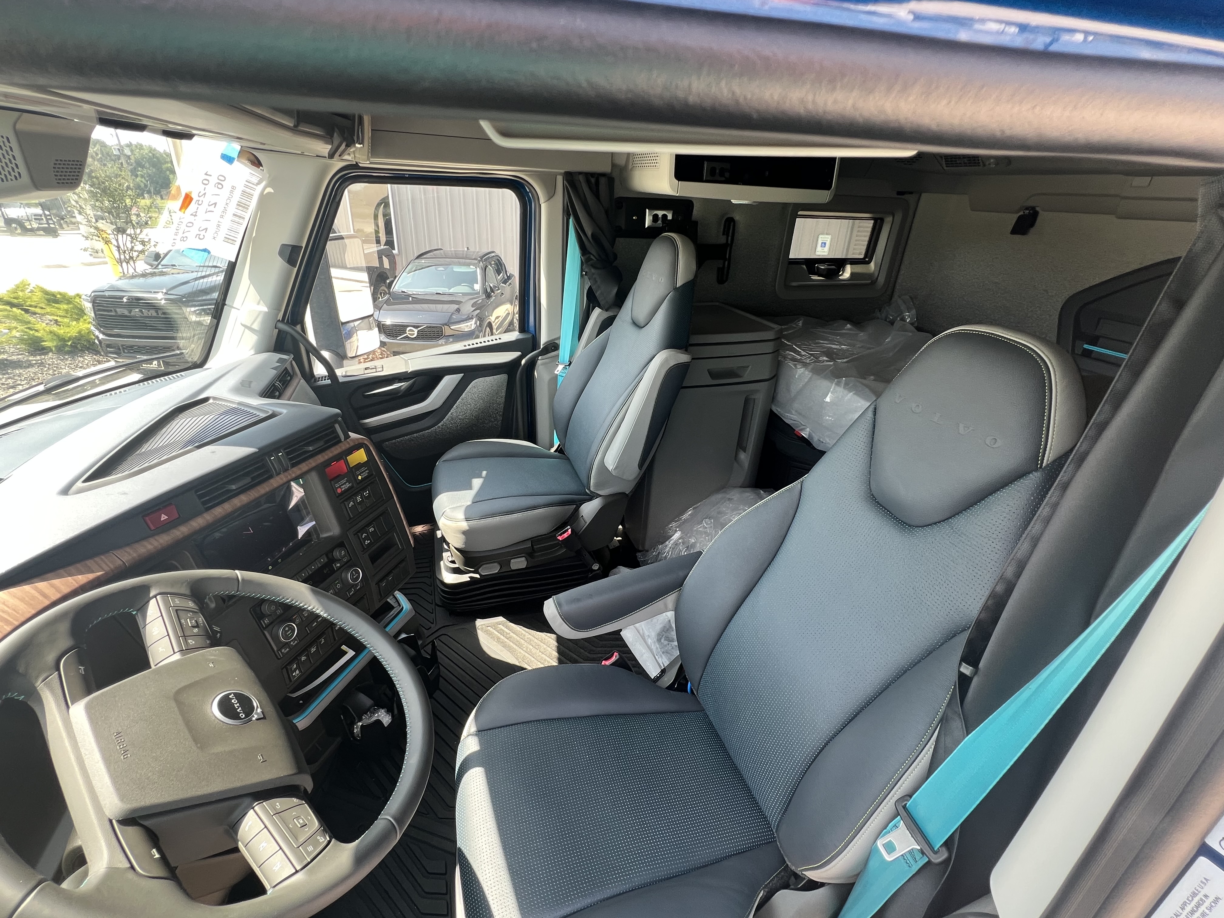 2026 Volvo - image 13