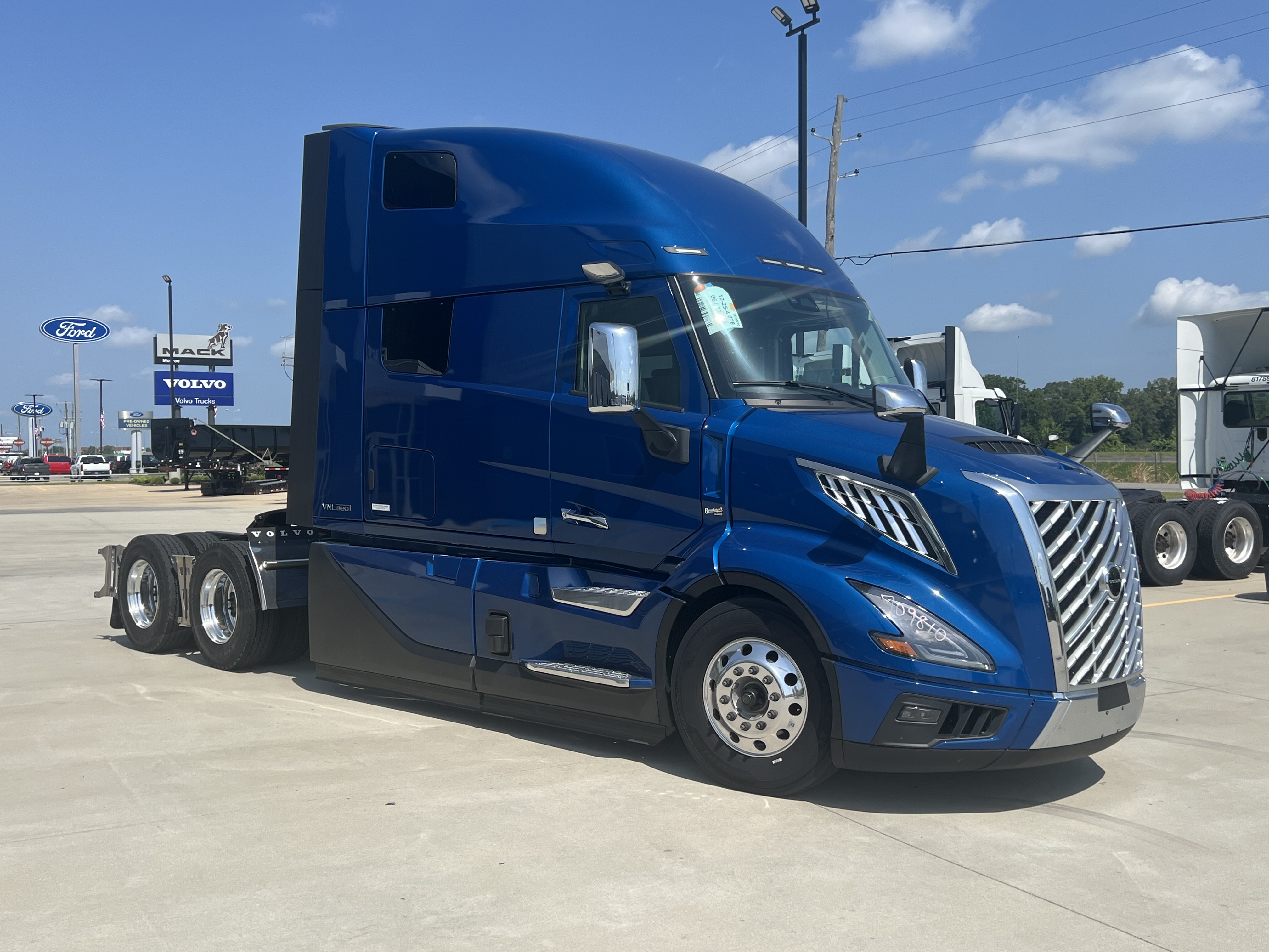 2026 Volvo - image 3