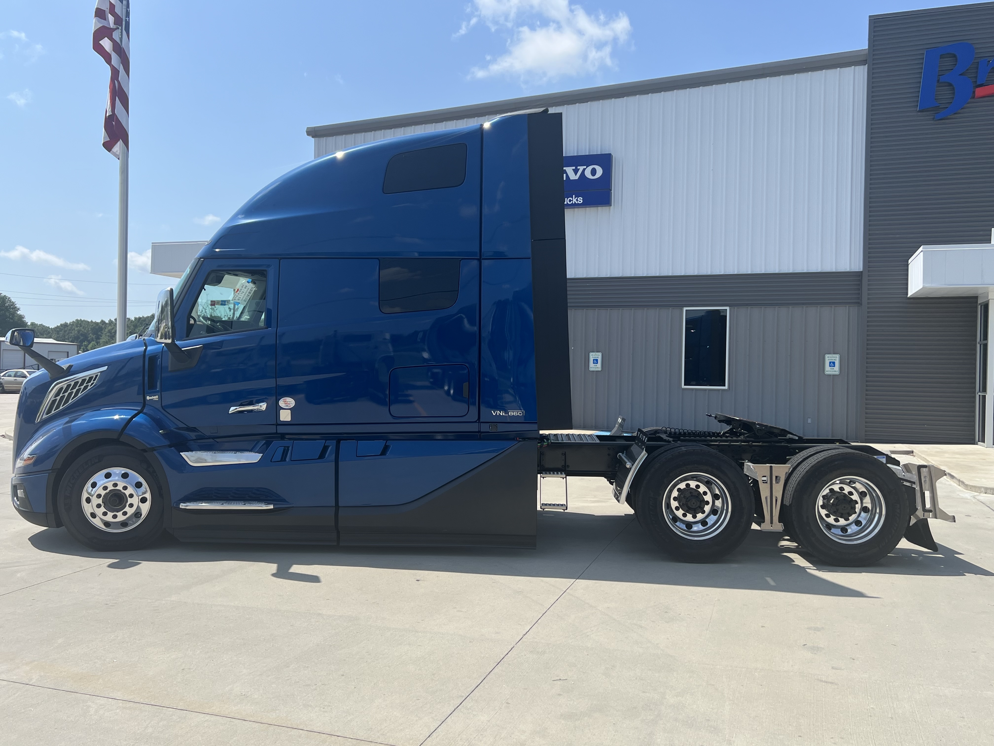 2026 Volvo - image 9