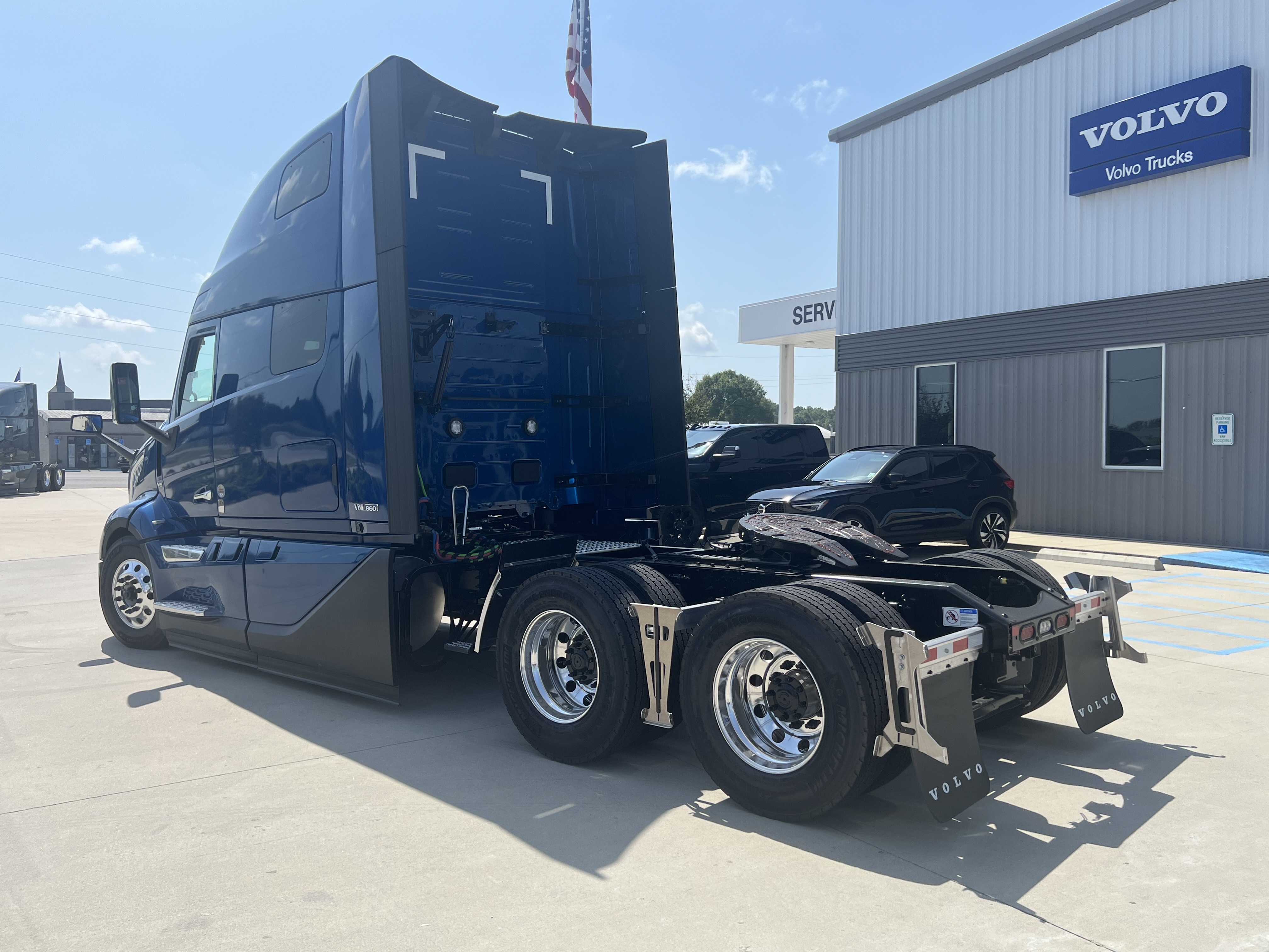 2026 Volvo - image 8